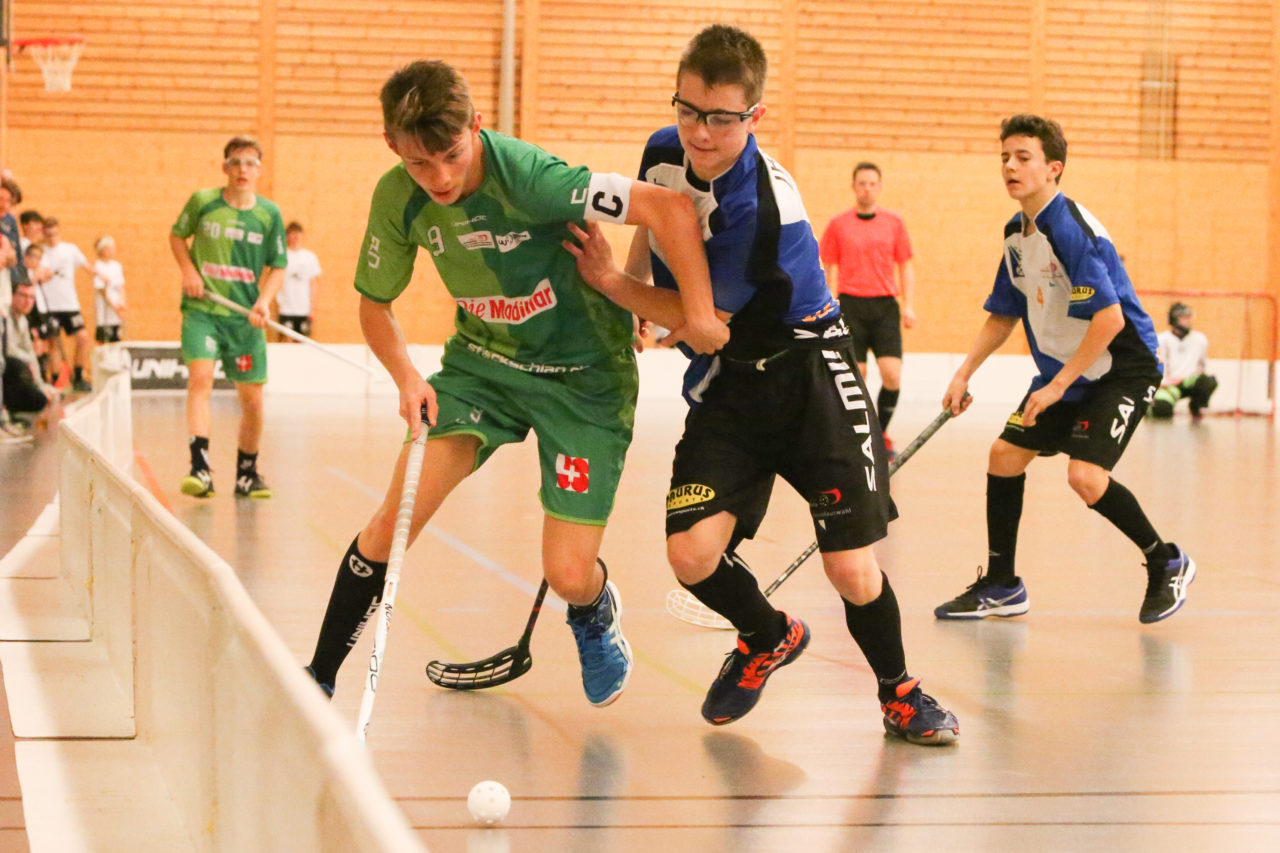 Doppelturnhalle Trimmis, Trimmis, 05.11.2017, Unihockey U15 Grischa-Challenge, Zürich - UVSGA, Ron Keller (Nr. 9, U15 UVSGA) und Kimo Oesch (Nr. 6, U15 Zürich)

(Severin Binkert, unihockey-fotos.ch)

Copyright: Severin Binkert, unihockey-fotos.ch – Dieses Bild wurde durch swiss unihockey lizenziert und darf ausschliesslich auf den Online-Kanälen von swiss unihockey verwendet werden. Die redaktionelle oder kommerzielle Nutzung durch Dritte (Medien, Vereine, Unternehmen oder Privatpersonen) per Download von diesem flickr-Account ist ausgeschlossen. Das Bild kann bei Interesse via unihockey-fotos.ch kostenpflichtig lizenziert werden. unihockey-fotos.ch behält sich vor, fehlbaren Medien, Vereinen, Unternehmen oder Privatpersonen Bilder mit einem Zuschlag in Rechnung zu stellen.