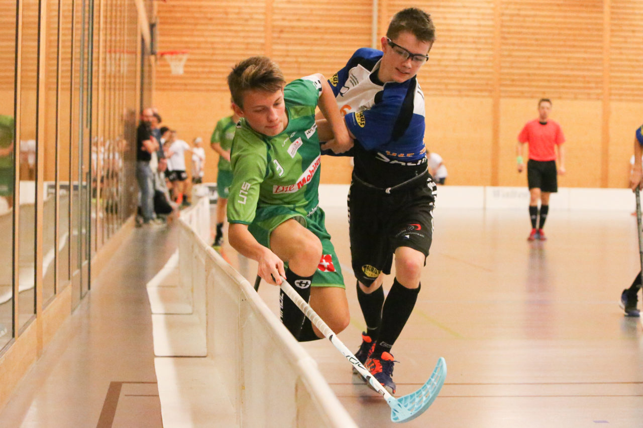 Doppelturnhalle Trimmis, Trimmis, 05.11.2017, Unihockey U15 Grischa-Challenge, Zürich - UVSGA, Ron Keller (Nr. 9, U15 UVSGA) und Kimo Oesch (Nr. 6, U15 Zürich)

(Severin Binkert, unihockey-fotos.ch)

Copyright: Severin Binkert, unihockey-fotos.ch – Dieses Bild wurde durch swiss unihockey lizenziert und darf ausschliesslich auf den Online-Kanälen von swiss unihockey verwendet werden. Die redaktionelle oder kommerzielle Nutzung durch Dritte (Medien, Vereine, Unternehmen oder Privatpersonen) per Download von diesem flickr-Account ist ausgeschlossen. Das Bild kann bei Interesse via unihockey-fotos.ch kostenpflichtig lizenziert werden. unihockey-fotos.ch behält sich vor, fehlbaren Medien, Vereinen, Unternehmen oder Privatpersonen Bilder mit einem Zuschlag in Rechnung zu stellen.
