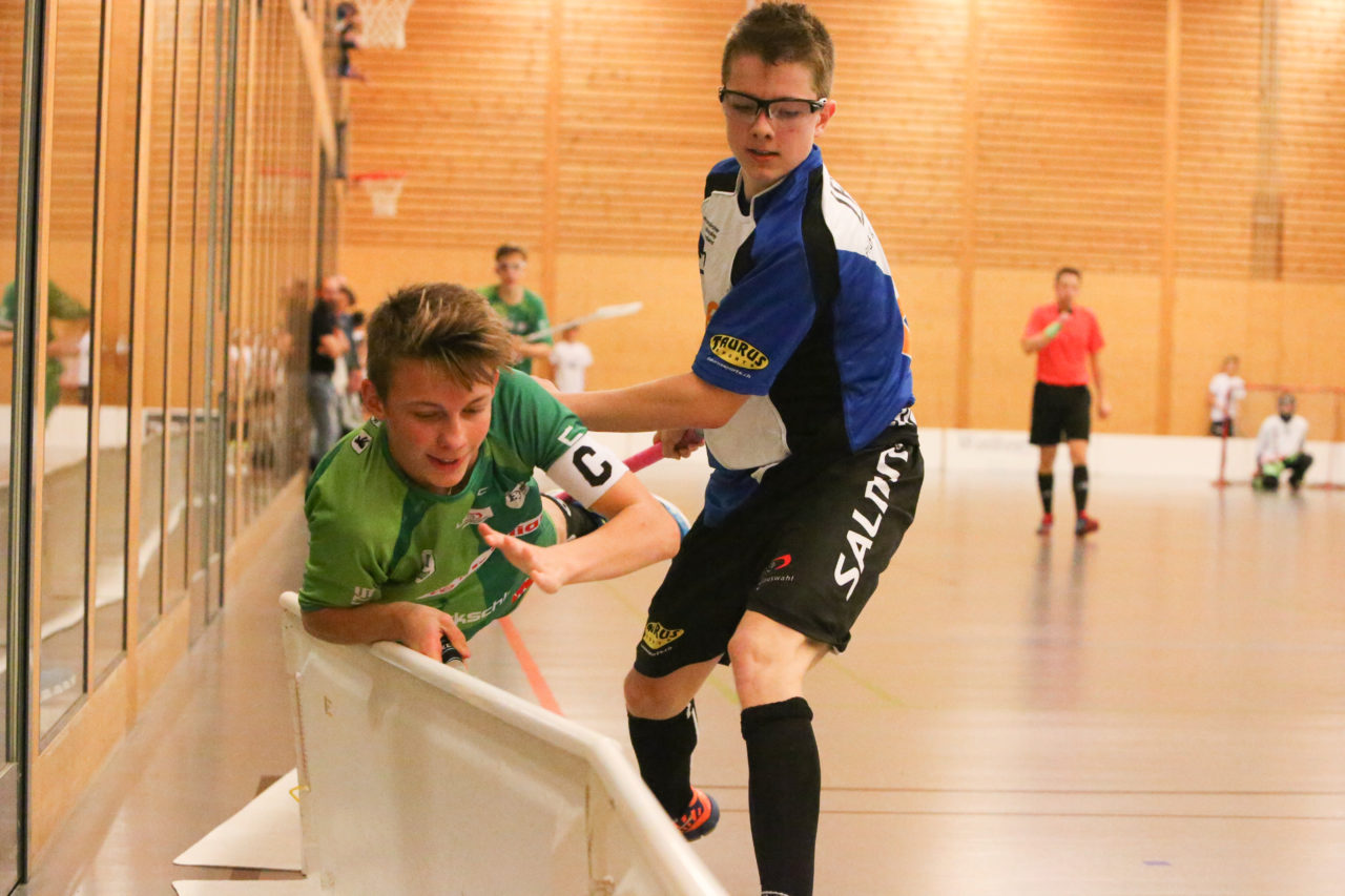 Doppelturnhalle Trimmis, Trimmis, 05.11.2017, Unihockey U15 Grischa-Challenge, Zürich - UVSGA, Ron Keller (Nr. 9, U15 UVSGA) und Kimo Oesch (Nr. 6, U15 Zürich)

(Severin Binkert, unihockey-fotos.ch)

Copyright: Severin Binkert, unihockey-fotos.ch – Dieses Bild wurde durch swiss unihockey lizenziert und darf ausschliesslich auf den Online-Kanälen von swiss unihockey verwendet werden. Die redaktionelle oder kommerzielle Nutzung durch Dritte (Medien, Vereine, Unternehmen oder Privatpersonen) per Download von diesem flickr-Account ist ausgeschlossen. Das Bild kann bei Interesse via unihockey-fotos.ch kostenpflichtig lizenziert werden. unihockey-fotos.ch behält sich vor, fehlbaren Medien, Vereinen, Unternehmen oder Privatpersonen Bilder mit einem Zuschlag in Rechnung zu stellen.