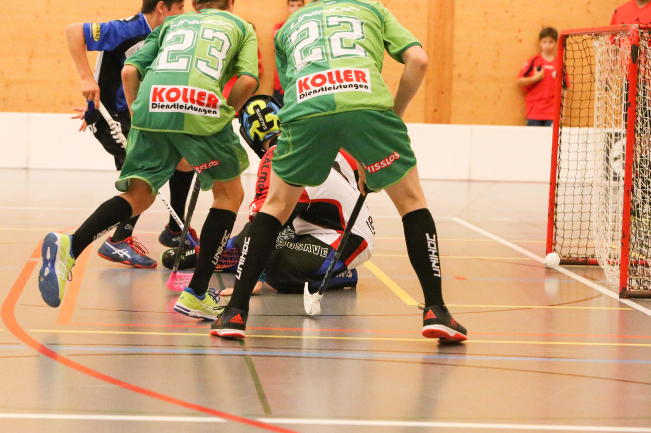 Doppelturnhalle Trimmis, Trimmis, 05.11.2017, Unihockey U15 Grischa-Challenge, Zürich - UVSGA

(Severin Binkert, unihockey-fotos.ch)

Copyright: Severin Binkert, unihockey-fotos.ch – Dieses Bild wurde durch swiss unihockey lizenziert und darf ausschliesslich auf den Online-Kanälen von swiss unihockey verwendet werden. Die redaktionelle oder kommerzielle Nutzung durch Dritte (Medien, Vereine, Unternehmen oder Privatpersonen) per Download von diesem flickr-Account ist ausgeschlossen. Das Bild kann bei Interesse via unihockey-fotos.ch kostenpflichtig lizenziert werden. unihockey-fotos.ch behält sich vor, fehlbaren Medien, Vereinen, Unternehmen oder Privatpersonen Bilder mit einem Zuschlag in Rechnung zu stellen.