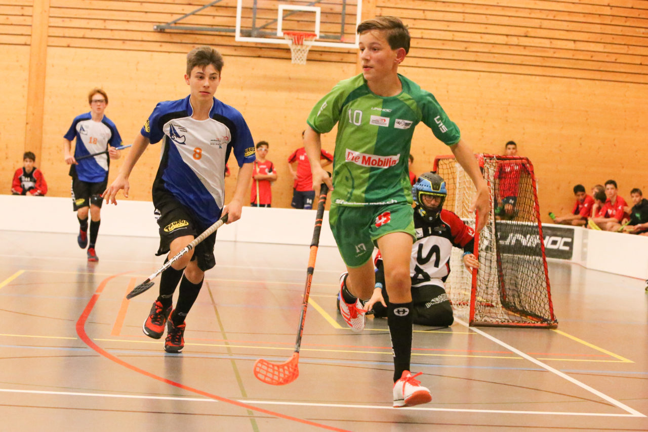 Doppelturnhalle Trimmis, Trimmis, 05.11.2017, Unihockey U15 Grischa-Challenge, Zürich - UVSGA, Yanick Wagen (Nr. 8, U15 Zürich) und Tobias Zellweger (Nr. 10, U15 UVSGA)

(Severin Binkert, unihockey-fotos.ch)

Copyright: Severin Binkert, unihockey-fotos.ch – Dieses Bild wurde durch swiss unihockey lizenziert und darf ausschliesslich auf den Online-Kanälen von swiss unihockey verwendet werden. Die redaktionelle oder kommerzielle Nutzung durch Dritte (Medien, Vereine, Unternehmen oder Privatpersonen) per Download von diesem flickr-Account ist ausgeschlossen. Das Bild kann bei Interesse via unihockey-fotos.ch kostenpflichtig lizenziert werden. unihockey-fotos.ch behält sich vor, fehlbaren Medien, Vereinen, Unternehmen oder Privatpersonen Bilder mit einem Zuschlag in Rechnung zu stellen.