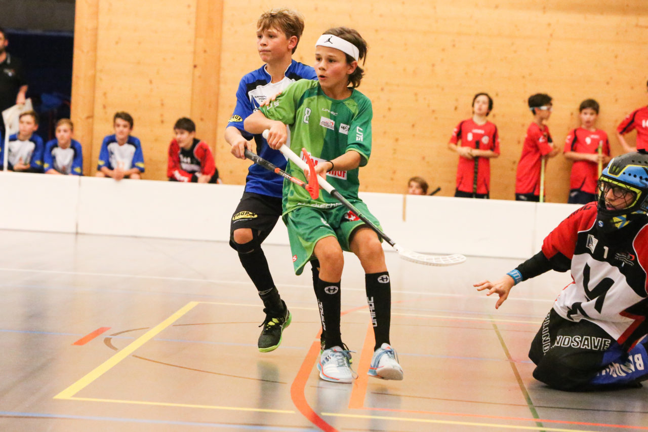 Doppelturnhalle Trimmis, Trimmis, 05.11.2017, Unihockey U15 Grischa-Challenge, Zürich - UVSGA, Finn Küffer (Nr. 3, U15 Zürich) und Gian Gmünder (Nr. 8, U15 UVSGA)

(Severin Binkert, unihockey-fotos.ch)

Copyright: Severin Binkert, unihockey-fotos.ch – Dieses Bild wurde durch swiss unihockey lizenziert und darf ausschliesslich auf den Online-Kanälen von swiss unihockey verwendet werden. Die redaktionelle oder kommerzielle Nutzung durch Dritte (Medien, Vereine, Unternehmen oder Privatpersonen) per Download von diesem flickr-Account ist ausgeschlossen. Das Bild kann bei Interesse via unihockey-fotos.ch kostenpflichtig lizenziert werden. unihockey-fotos.ch behält sich vor, fehlbaren Medien, Vereinen, Unternehmen oder Privatpersonen Bilder mit einem Zuschlag in Rechnung zu stellen.
