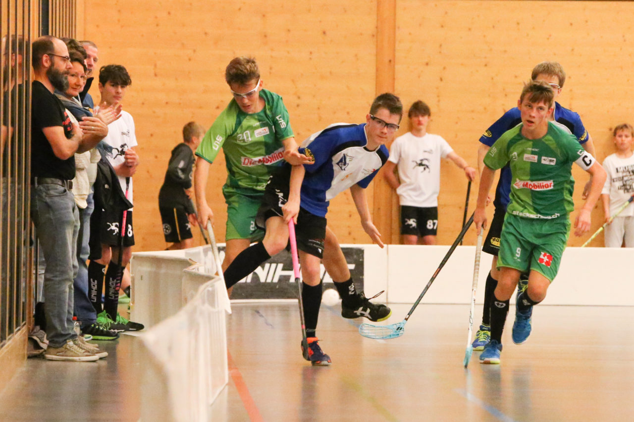Doppelturnhalle Trimmis, Trimmis, 05.11.2017, Unihockey U15 Grischa-Challenge, Zürich - UVSGA, Jan Klarer (Nr. 20, U15 UVSGA) und Kimo Oesch (Nr. 6, U15 Zürich)

(Severin Binkert, unihockey-fotos.ch)

Copyright: Severin Binkert, unihockey-fotos.ch – Dieses Bild wurde durch swiss unihockey lizenziert und darf ausschliesslich auf den Online-Kanälen von swiss unihockey verwendet werden. Die redaktionelle oder kommerzielle Nutzung durch Dritte (Medien, Vereine, Unternehmen oder Privatpersonen) per Download von diesem flickr-Account ist ausgeschlossen. Das Bild kann bei Interesse via unihockey-fotos.ch kostenpflichtig lizenziert werden. unihockey-fotos.ch behält sich vor, fehlbaren Medien, Vereinen, Unternehmen oder Privatpersonen Bilder mit einem Zuschlag in Rechnung zu stellen.
