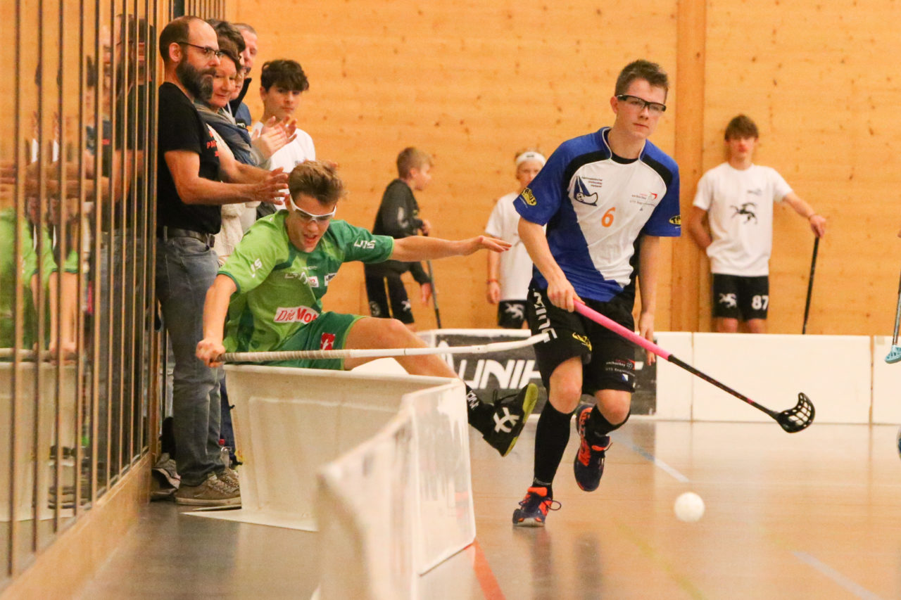 Doppelturnhalle Trimmis, Trimmis, 05.11.2017, Unihockey U15 Grischa-Challenge, Zürich - UVSGA, Jan Klarer (Nr. 20, U15 UVSGA) und Colin Beer (Nr. 6, U15 UVSGA)

(Severin Binkert, unihockey-fotos.ch)

Copyright: Severin Binkert, unihockey-fotos.ch – Dieses Bild wurde durch swiss unihockey lizenziert und darf ausschliesslich auf den Online-Kanälen von swiss unihockey verwendet werden. Die redaktionelle oder kommerzielle Nutzung durch Dritte (Medien, Vereine, Unternehmen oder Privatpersonen) per Download von diesem flickr-Account ist ausgeschlossen. Das Bild kann bei Interesse via unihockey-fotos.ch kostenpflichtig lizenziert werden. unihockey-fotos.ch behält sich vor, fehlbaren Medien, Vereinen, Unternehmen oder Privatpersonen Bilder mit einem Zuschlag in Rechnung zu stellen.