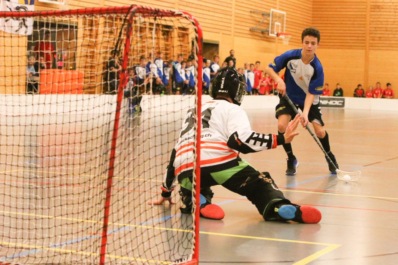 Doppelturnhalle Trimmis, Trimmis, 05.11.2017, Unihockey U15 Grischa-Challenge, Zürich - UVSGA, Yanick Wagen (Nr. 8, U15 Zürich)

(Severin Binkert, unihockey-fotos.ch)

Copyright: Severin Binkert, unihockey-fotos.ch – Dieses Bild wurde durch swiss unihockey lizenziert und darf ausschliesslich auf den Online-Kanälen von swiss unihockey verwendet werden. Die redaktionelle oder kommerzielle Nutzung durch Dritte (Medien, Vereine, Unternehmen oder Privatpersonen) per Download von diesem flickr-Account ist ausgeschlossen. Das Bild kann bei Interesse via unihockey-fotos.ch kostenpflichtig lizenziert werden. unihockey-fotos.ch behält sich vor, fehlbaren Medien, Vereinen, Unternehmen oder Privatpersonen Bilder mit einem Zuschlag in Rechnung zu stellen.