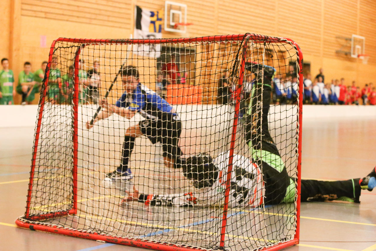 Doppelturnhalle Trimmis, Trimmis, 05.11.2017, Unihockey U15 Grischa-Challenge, Zürich - UVSGA, Yanick Wagen (Nr. 8, U15 Zürich) und Sandro Wagner (Nr. 31, U15 UVSGA)

(Severin Binkert, unihockey-fotos.ch)

Copyright: Severin Binkert, unihockey-fotos.ch – Dieses Bild wurde durch swiss unihockey lizenziert und darf ausschliesslich auf den Online-Kanälen von swiss unihockey verwendet werden. Die redaktionelle oder kommerzielle Nutzung durch Dritte (Medien, Vereine, Unternehmen oder Privatpersonen) per Download von diesem flickr-Account ist ausgeschlossen. Das Bild kann bei Interesse via unihockey-fotos.ch kostenpflichtig lizenziert werden. unihockey-fotos.ch behält sich vor, fehlbaren Medien, Vereinen, Unternehmen oder Privatpersonen Bilder mit einem Zuschlag in Rechnung zu stellen.