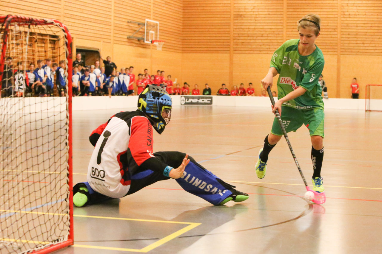 Doppelturnhalle Trimmis, Trimmis, 05.11.2017, Unihockey U15 Grischa-Challenge, Zürich - UVSGA, Julian Wagniéres (Nr. 1, U15 Zürich) und Colin Aebersold (Nr. 23, U15 UVSGA)

(Severin Binkert, unihockey-fotos.ch)

Copyright: Severin Binkert, unihockey-fotos.ch – Dieses Bild wurde durch swiss unihockey lizenziert und darf ausschliesslich auf den Online-Kanälen von swiss unihockey verwendet werden. Die redaktionelle oder kommerzielle Nutzung durch Dritte (Medien, Vereine, Unternehmen oder Privatpersonen) per Download von diesem flickr-Account ist ausgeschlossen. Das Bild kann bei Interesse via unihockey-fotos.ch kostenpflichtig lizenziert werden. unihockey-fotos.ch behält sich vor, fehlbaren Medien, Vereinen, Unternehmen oder Privatpersonen Bilder mit einem Zuschlag in Rechnung zu stellen.
