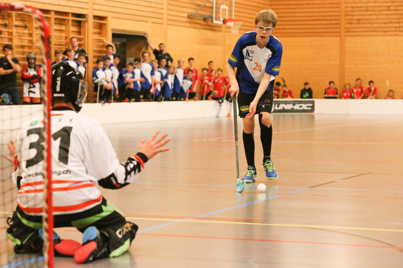 Doppelturnhalle Trimmis, Trimmis, 05.11.2017, Unihockey U15 Grischa-Challenge, Zürich - UVSGA, Sandro Wagner (Nr. 31, U15 UVSGA) und Nico Kehl (Nr. 20, U15 Zürich)

(Severin Binkert, unihockey-fotos.ch)

Copyright: Severin Binkert, unihockey-fotos.ch – Dieses Bild wurde durch swiss unihockey lizenziert und darf ausschliesslich auf den Online-Kanälen von swiss unihockey verwendet werden. Die redaktionelle oder kommerzielle Nutzung durch Dritte (Medien, Vereine, Unternehmen oder Privatpersonen) per Download von diesem flickr-Account ist ausgeschlossen. Das Bild kann bei Interesse via unihockey-fotos.ch kostenpflichtig lizenziert werden. unihockey-fotos.ch behält sich vor, fehlbaren Medien, Vereinen, Unternehmen oder Privatpersonen Bilder mit einem Zuschlag in Rechnung zu stellen.