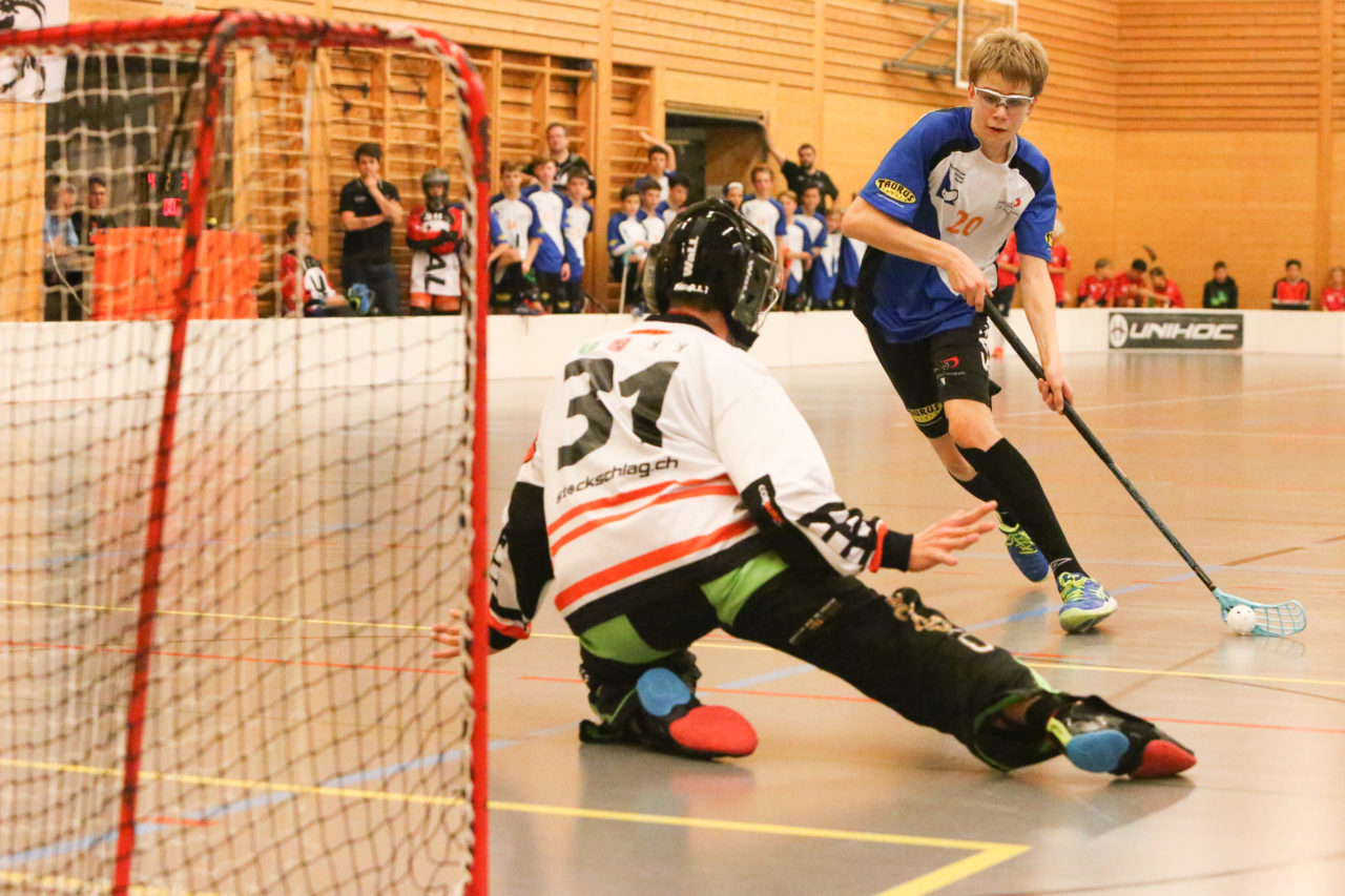 Doppelturnhalle Trimmis, Trimmis, 05.11.2017, Unihockey U15 Grischa-Challenge, Zürich - UVSGA, Sandro Wagner (Nr. 31, U15 UVSGA) und Nico Kehl (Nr. 20, U15 Zürich)

(Severin Binkert, unihockey-fotos.ch)

Copyright: Severin Binkert, unihockey-fotos.ch – Dieses Bild wurde durch swiss unihockey lizenziert und darf ausschliesslich auf den Online-Kanälen von swiss unihockey verwendet werden. Die redaktionelle oder kommerzielle Nutzung durch Dritte (Medien, Vereine, Unternehmen oder Privatpersonen) per Download von diesem flickr-Account ist ausgeschlossen. Das Bild kann bei Interesse via unihockey-fotos.ch kostenpflichtig lizenziert werden. unihockey-fotos.ch behält sich vor, fehlbaren Medien, Vereinen, Unternehmen oder Privatpersonen Bilder mit einem Zuschlag in Rechnung zu stellen.