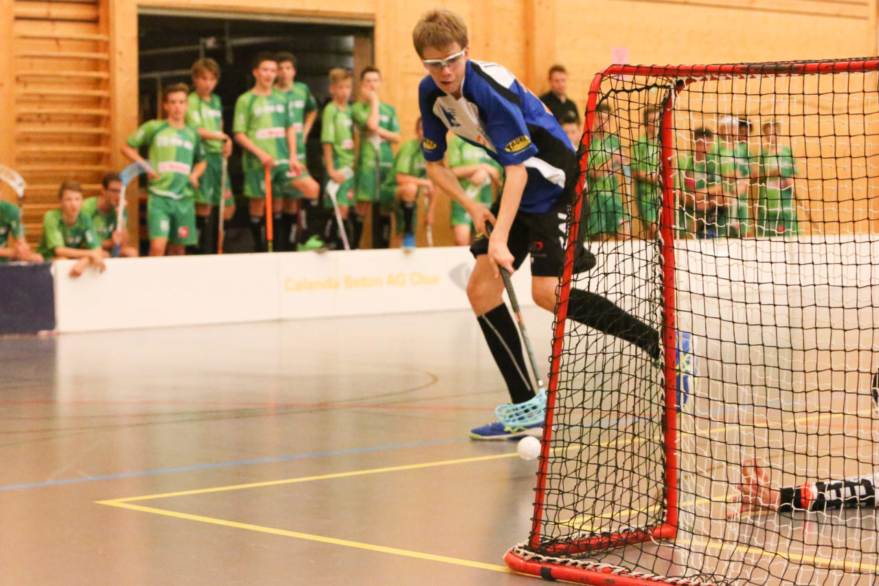 Doppelturnhalle Trimmis, Trimmis, 05.11.2017, Unihockey U15 Grischa-Challenge, Zürich - UVSGA, Nico Kehl (Nr. 20, U15 Zürich)

(Severin Binkert, unihockey-fotos.ch)

Copyright: Severin Binkert, unihockey-fotos.ch – Dieses Bild wurde durch swiss unihockey lizenziert und darf ausschliesslich auf den Online-Kanälen von swiss unihockey verwendet werden. Die redaktionelle oder kommerzielle Nutzung durch Dritte (Medien, Vereine, Unternehmen oder Privatpersonen) per Download von diesem flickr-Account ist ausgeschlossen. Das Bild kann bei Interesse via unihockey-fotos.ch kostenpflichtig lizenziert werden. unihockey-fotos.ch behält sich vor, fehlbaren Medien, Vereinen, Unternehmen oder Privatpersonen Bilder mit einem Zuschlag in Rechnung zu stellen.