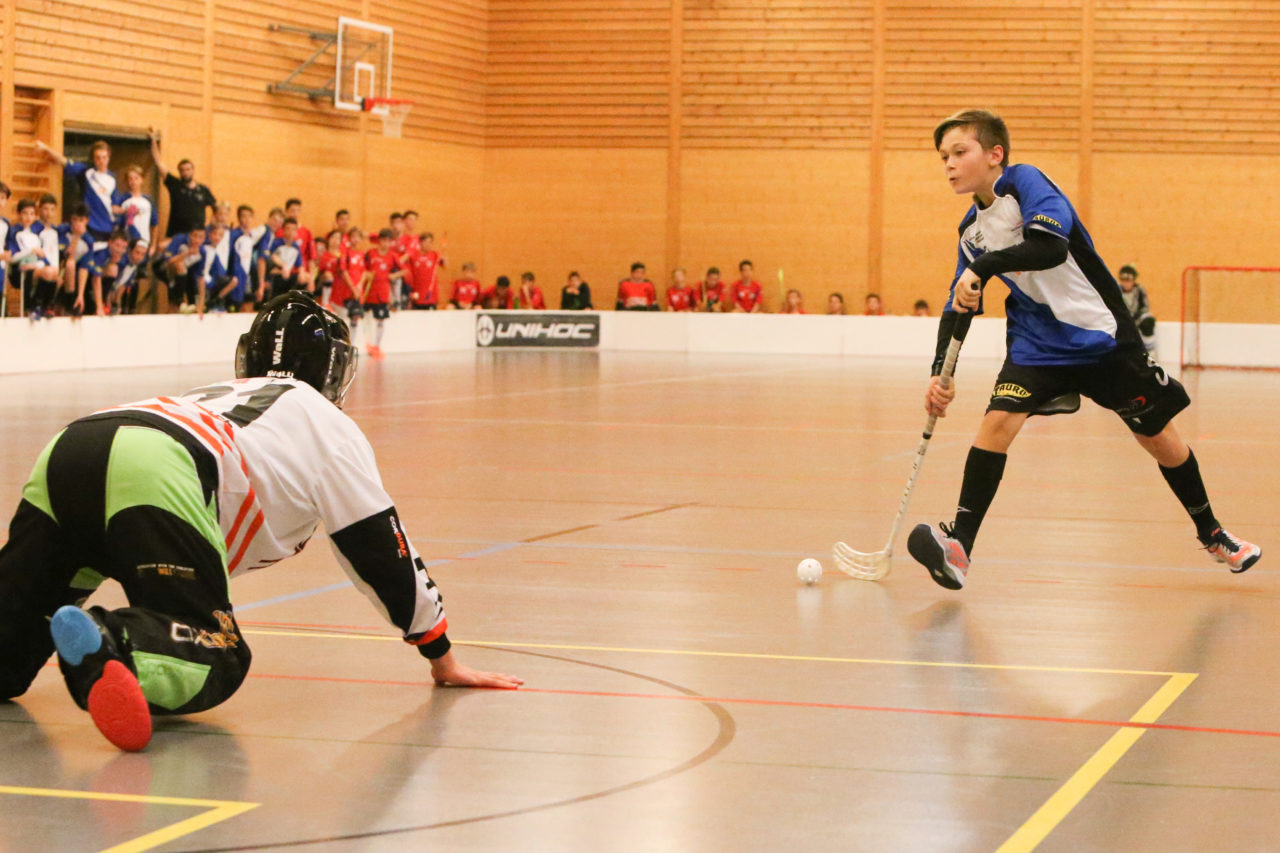Doppelturnhalle Trimmis, Trimmis, 05.11.2017, Unihockey U15 Grischa-Challenge, Zürich - UVSGA, Gian-Luca Flisch (Nr. 5, U15 Zürich)

(Severin Binkert, unihockey-fotos.ch)

Copyright: Severin Binkert, unihockey-fotos.ch – Dieses Bild wurde durch swiss unihockey lizenziert und darf ausschliesslich auf den Online-Kanälen von swiss unihockey verwendet werden. Die redaktionelle oder kommerzielle Nutzung durch Dritte (Medien, Vereine, Unternehmen oder Privatpersonen) per Download von diesem flickr-Account ist ausgeschlossen. Das Bild kann bei Interesse via unihockey-fotos.ch kostenpflichtig lizenziert werden. unihockey-fotos.ch behält sich vor, fehlbaren Medien, Vereinen, Unternehmen oder Privatpersonen Bilder mit einem Zuschlag in Rechnung zu stellen.