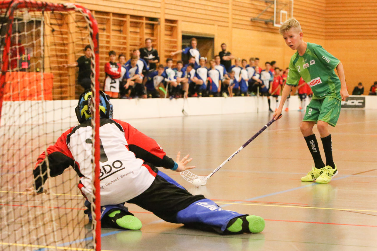 Doppelturnhalle Trimmis, Trimmis, 05.11.2017, Unihockey U15 Grischa-Challenge, Zürich - UVSGA, Julian Wagniéres (Nr. 1, U15 Zürich) und Flurin Nauer (Nr. 2, U15 UVSGA)

(Severin Binkert, unihockey-fotos.ch)

Copyright: Severin Binkert, unihockey-fotos.ch – Dieses Bild wurde durch swiss unihockey lizenziert und darf ausschliesslich auf den Online-Kanälen von swiss unihockey verwendet werden. Die redaktionelle oder kommerzielle Nutzung durch Dritte (Medien, Vereine, Unternehmen oder Privatpersonen) per Download von diesem flickr-Account ist ausgeschlossen. Das Bild kann bei Interesse via unihockey-fotos.ch kostenpflichtig lizenziert werden. unihockey-fotos.ch behält sich vor, fehlbaren Medien, Vereinen, Unternehmen oder Privatpersonen Bilder mit einem Zuschlag in Rechnung zu stellen.