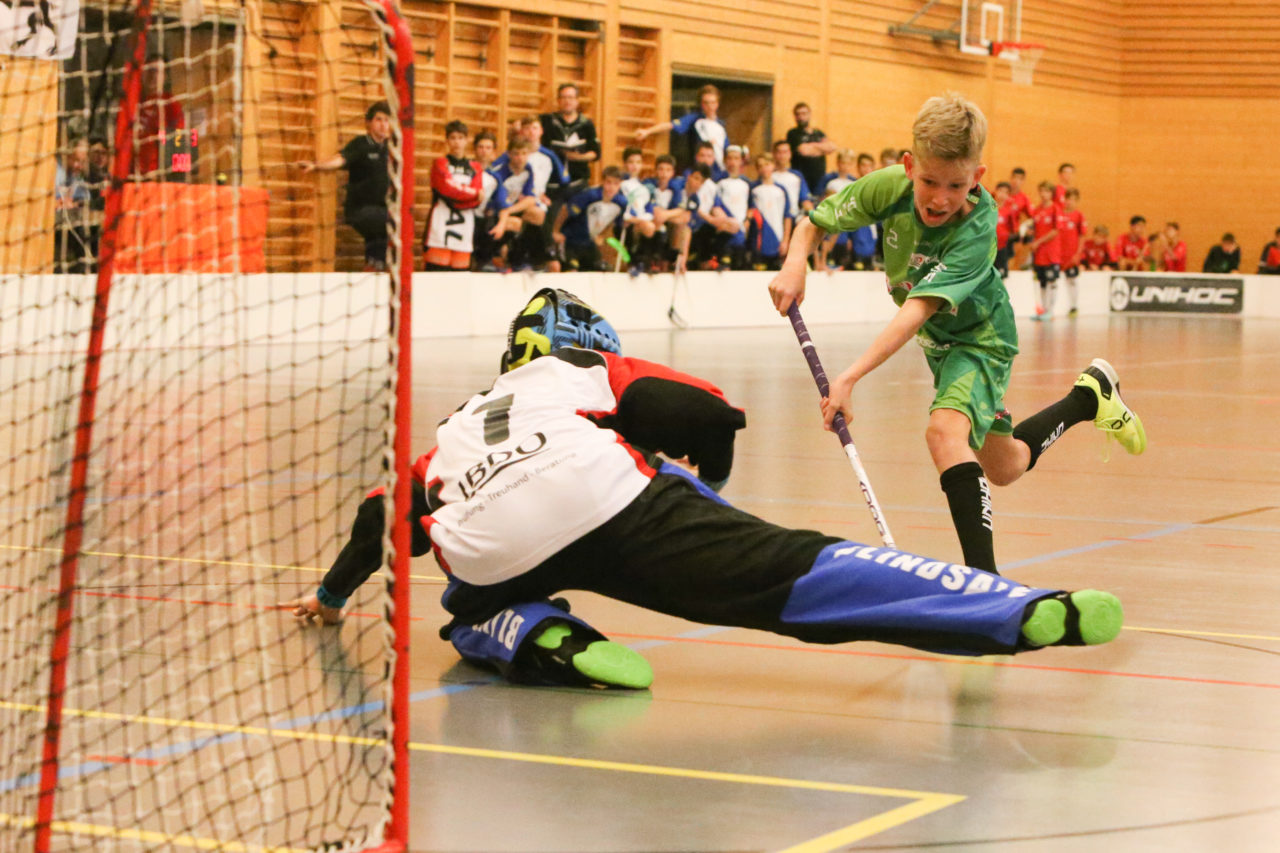 Doppelturnhalle Trimmis, Trimmis, 05.11.2017, Unihockey U15 Grischa-Challenge, Zürich - UVSGA, Julian Wagniéres (Nr. 1, U15 Zürich) und Flurin Nauer (Nr. 2, U15 UVSGA)

(Severin Binkert, unihockey-fotos.ch)

Copyright: Severin Binkert, unihockey-fotos.ch – Dieses Bild wurde durch swiss unihockey lizenziert und darf ausschliesslich auf den Online-Kanälen von swiss unihockey verwendet werden. Die redaktionelle oder kommerzielle Nutzung durch Dritte (Medien, Vereine, Unternehmen oder Privatpersonen) per Download von diesem flickr-Account ist ausgeschlossen. Das Bild kann bei Interesse via unihockey-fotos.ch kostenpflichtig lizenziert werden. unihockey-fotos.ch behält sich vor, fehlbaren Medien, Vereinen, Unternehmen oder Privatpersonen Bilder mit einem Zuschlag in Rechnung zu stellen.
