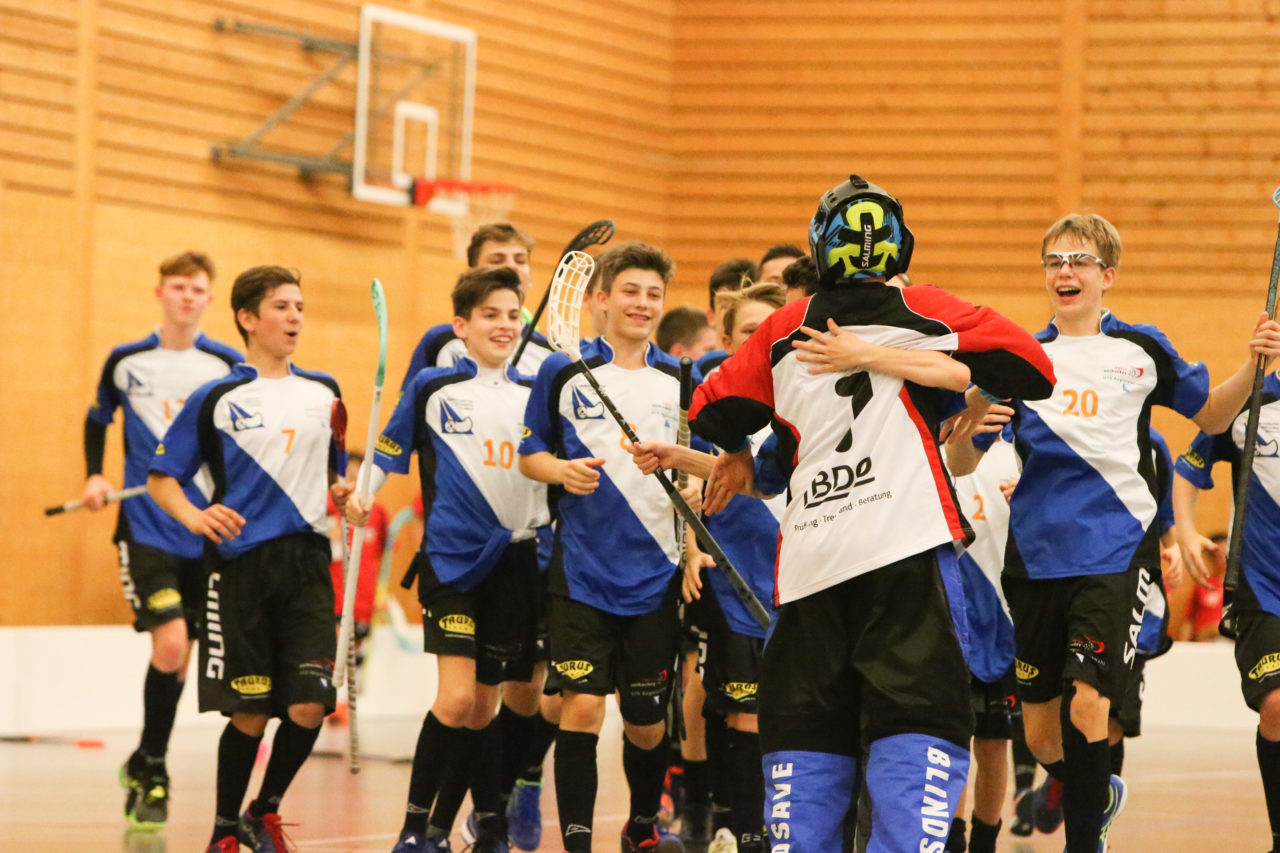 Doppelturnhalle Trimmis, Trimmis, 05.11.2017, Unihockey U15 Grischa-Challenge, Zürich - UVSGA

(Severin Binkert, unihockey-fotos.ch)

Copyright: Severin Binkert, unihockey-fotos.ch – Dieses Bild wurde durch swiss unihockey lizenziert und darf ausschliesslich auf den Online-Kanälen von swiss unihockey verwendet werden. Die redaktionelle oder kommerzielle Nutzung durch Dritte (Medien, Vereine, Unternehmen oder Privatpersonen) per Download von diesem flickr-Account ist ausgeschlossen. Das Bild kann bei Interesse via unihockey-fotos.ch kostenpflichtig lizenziert werden. unihockey-fotos.ch behält sich vor, fehlbaren Medien, Vereinen, Unternehmen oder Privatpersonen Bilder mit einem Zuschlag in Rechnung zu stellen.