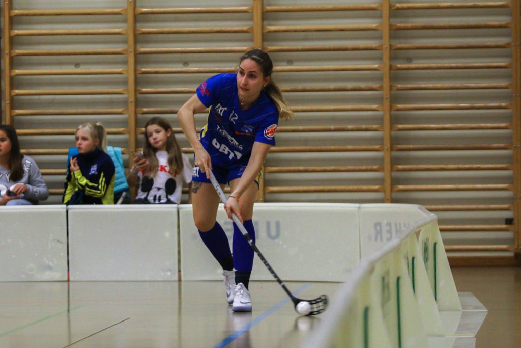 Hüenerweid (Dietlikon), 12.11.2017, Damen NLA 9. Runde, UHC Dietlikon - UHC Waldkirch-St. Gallen, 
(Claudio Schwarz, unihockey-fotos.ch), Tanja Stella (Nr. 12, UHC Dietlikon) spielt einen Pass

Copyright: Claudio Schwarz, unihockey-fotos.ch – Dieses Bild wurde durch swiss unihockey lizenziert und darf ausschliesslich auf den Online-Kanälen von swiss unihockey verwendet werden. Die redaktionelle oder kommerzielle Nutzung durch Dritte (Medien, Vereine, Unternehmen oder Privatpersonen) per Download von diesem flickr-Account ist ausgeschlossen. Das Bild kann bei Interesse via unihockey-fotos.ch kostenpflichtig lizenziert werden. unihockey-fotos.ch behält sich vor, fehlbaren Medien, Vereinen, Unternehmen oder Privatpersonen Bilder mit einem Zuschlag in Rechnung zu stellen.