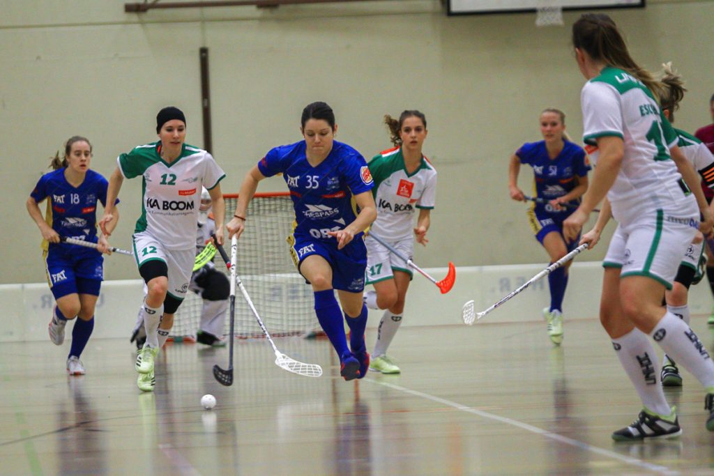 Hüenerweid (Dietlikon), 12.11.2017, Damen NLA 9. Runde, UHC Dietlikon - UHC Waldkirch-St. Gallen, 
(Claudio Schwarz, unihockey-fotos.ch), Christelle Wohlhauser (Nr. 35, UHC Dietlikon) am Ball

Copyright: Claudio Schwarz, unihockey-fotos.ch – Dieses Bild wurde durch swiss unihockey lizenziert und darf ausschliesslich auf den Online-Kanälen von swiss unihockey verwendet werden. Die redaktionelle oder kommerzielle Nutzung durch Dritte (Medien, Vereine, Unternehmen oder Privatpersonen) per Download von diesem flickr-Account ist ausgeschlossen. Das Bild kann bei Interesse via unihockey-fotos.ch kostenpflichtig lizenziert werden. unihockey-fotos.ch behält sich vor, fehlbaren Medien, Vereinen, Unternehmen oder Privatpersonen Bilder mit einem Zuschlag in Rechnung zu stellen.