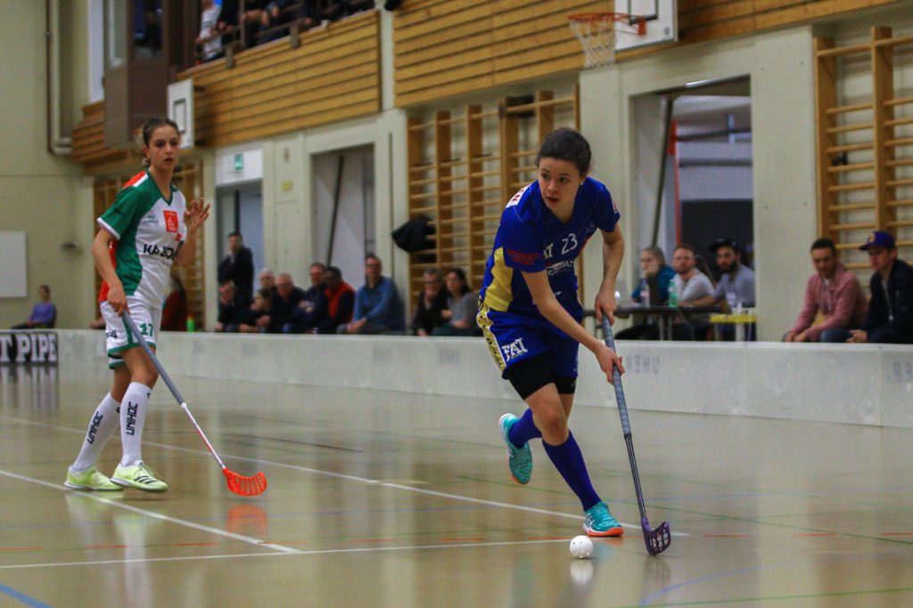 Hüenerweid (Dietlikon), 12.11.2017, Damen NLA 9. Runde, UHC Dietlikon - UHC Waldkirch-St. Gallen, 
(Claudio Schwarz, unihockey-fotos.ch), Isabelle Gerig (Nr. 23, UHC Dietlikon) am Ball

Copyright: Claudio Schwarz, unihockey-fotos.ch – Dieses Bild wurde durch swiss unihockey lizenziert und darf ausschliesslich auf den Online-Kanälen von swiss unihockey verwendet werden. Die redaktionelle oder kommerzielle Nutzung durch Dritte (Medien, Vereine, Unternehmen oder Privatpersonen) per Download von diesem flickr-Account ist ausgeschlossen. Das Bild kann bei Interesse via unihockey-fotos.ch kostenpflichtig lizenziert werden. unihockey-fotos.ch behält sich vor, fehlbaren Medien, Vereinen, Unternehmen oder Privatpersonen Bilder mit einem Zuschlag in Rechnung zu stellen.