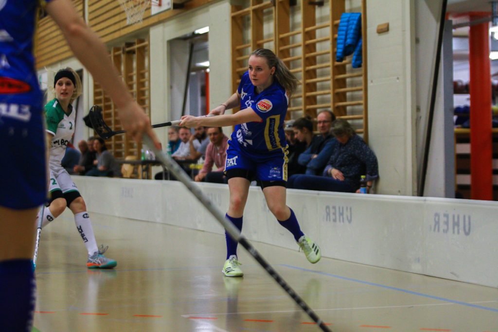 Hüenerweid (Dietlikon), 12.11.2017, Damen NLA 9. Runde, UHC Dietlikon - UHC Waldkirch-St. Gallen, 
(Claudio Schwarz, unihockey-fotos.ch), Lucie Srotova (Nr. 26, UHC Dietlikon) mit einem Abschlussversuch

Copyright: Claudio Schwarz, unihockey-fotos.ch – Dieses Bild wurde durch swiss unihockey lizenziert und darf ausschliesslich auf den Online-Kanälen von swiss unihockey verwendet werden. Die redaktionelle oder kommerzielle Nutzung durch Dritte (Medien, Vereine, Unternehmen oder Privatpersonen) per Download von diesem flickr-Account ist ausgeschlossen. Das Bild kann bei Interesse via unihockey-fotos.ch kostenpflichtig lizenziert werden. unihockey-fotos.ch behält sich vor, fehlbaren Medien, Vereinen, Unternehmen oder Privatpersonen Bilder mit einem Zuschlag in Rechnung zu stellen.