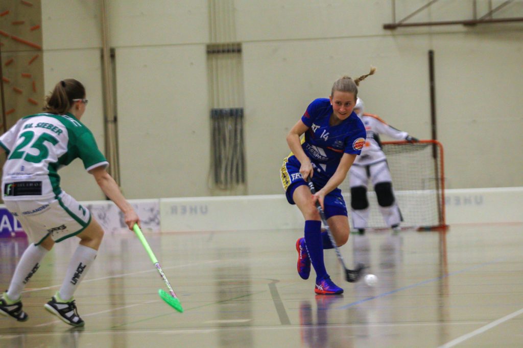 Hüenerweid (Dietlikon), 12.11.2017, Damen NLA 9. Runde, UHC Dietlikon - UHC Waldkirch-St. Gallen, 
(Claudio Schwarz, unihockey-fotos.ch), Sindy Rüegger (Nr. 14, UHC Dietlikon) mit einem Abschlussversuch

Copyright: Claudio Schwarz, unihockey-fotos.ch – Dieses Bild wurde durch swiss unihockey lizenziert und darf ausschliesslich auf den Online-Kanälen von swiss unihockey verwendet werden. Die redaktionelle oder kommerzielle Nutzung durch Dritte (Medien, Vereine, Unternehmen oder Privatpersonen) per Download von diesem flickr-Account ist ausgeschlossen. Das Bild kann bei Interesse via unihockey-fotos.ch kostenpflichtig lizenziert werden. unihockey-fotos.ch behält sich vor, fehlbaren Medien, Vereinen, Unternehmen oder Privatpersonen Bilder mit einem Zuschlag in Rechnung zu stellen.