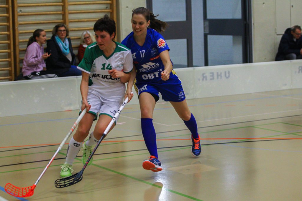 Hüenerweid (Dietlikon), 12.11.2017, Damen NLA 9. Runde, UHC Dietlikon - UHC Waldkirch-St. Gallen, 
(Claudio Schwarz, unihockey-fotos.ch), Laila Raschle (Nr. 14, UHC Waldkirch-St. Gallen) im Zweikampf mit Evelyne Ackermann (Nr. 17, UHC Dietlikon)

Copyright: Claudio Schwarz, unihockey-fotos.ch – Dieses Bild wurde durch swiss unihockey lizenziert und darf ausschliesslich auf den Online-Kanälen von swiss unihockey verwendet werden. Die redaktionelle oder kommerzielle Nutzung durch Dritte (Medien, Vereine, Unternehmen oder Privatpersonen) per Download von diesem flickr-Account ist ausgeschlossen. Das Bild kann bei Interesse via unihockey-fotos.ch kostenpflichtig lizenziert werden. unihockey-fotos.ch behält sich vor, fehlbaren Medien, Vereinen, Unternehmen oder Privatpersonen Bilder mit einem Zuschlag in Rechnung zu stellen.