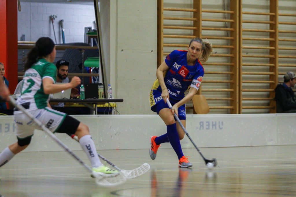 Hüenerweid (Dietlikon), 12.11.2017, Damen NLA 9. Runde, UHC Dietlikon - UHC Waldkirch-St. Gallen, 
(Claudio Schwarz, unihockey-fotos.ch), Michelle Wiki (Nr. 6, UHC Dietlikon) mit einem Abschlussversuch

Copyright: Claudio Schwarz, unihockey-fotos.ch – Dieses Bild wurde durch swiss unihockey lizenziert und darf ausschliesslich auf den Online-Kanälen von swiss unihockey verwendet werden. Die redaktionelle oder kommerzielle Nutzung durch Dritte (Medien, Vereine, Unternehmen oder Privatpersonen) per Download von diesem flickr-Account ist ausgeschlossen. Das Bild kann bei Interesse via unihockey-fotos.ch kostenpflichtig lizenziert werden. unihockey-fotos.ch behält sich vor, fehlbaren Medien, Vereinen, Unternehmen oder Privatpersonen Bilder mit einem Zuschlag in Rechnung zu stellen.