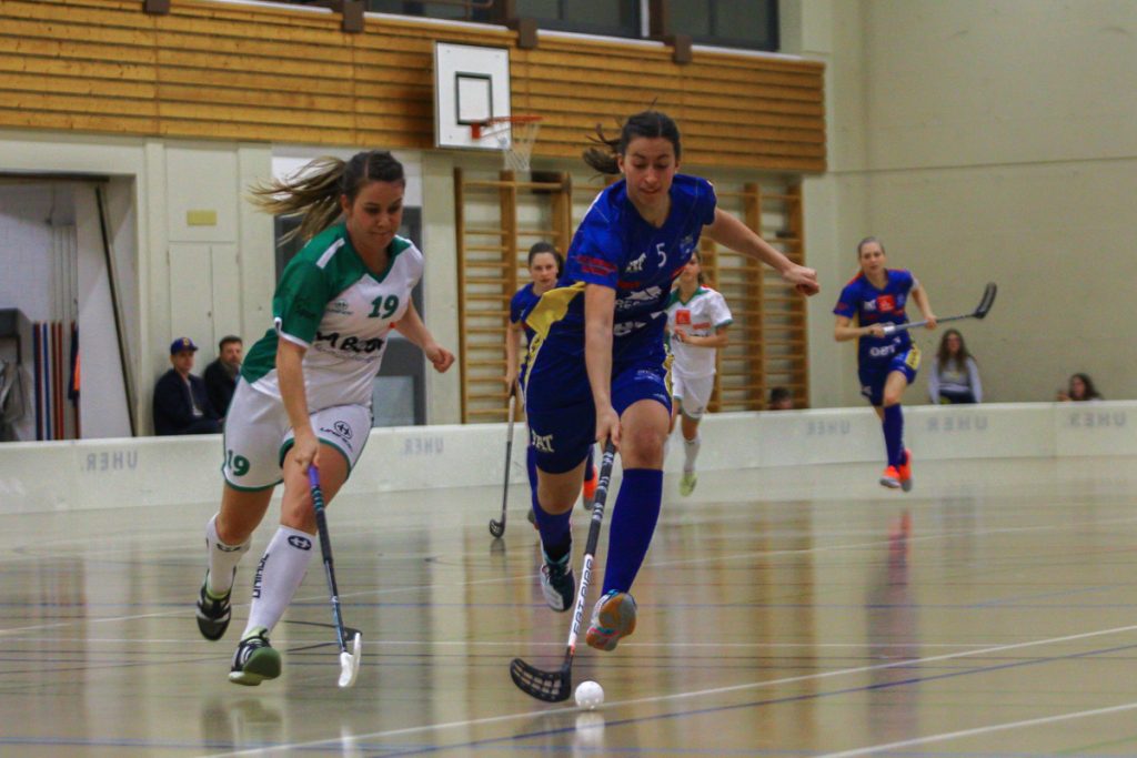 Hüenerweid (Dietlikon), 12.11.2017, Damen NLA 9. Runde, UHC Dietlikon - UHC Waldkirch-St. Gallen, 
(Claudio Schwarz, unihockey-fotos.ch), Michelle Wiki (Nr. 6, UHC Dietlikon) vor Lara Eschbach (Nr. 19, UHC Waldkirch-St. Gallen) am Ball

Copyright: Claudio Schwarz, unihockey-fotos.ch – Dieses Bild wurde durch swiss unihockey lizenziert und darf ausschliesslich auf den Online-Kanälen von swiss unihockey verwendet werden. Die redaktionelle oder kommerzielle Nutzung durch Dritte (Medien, Vereine, Unternehmen oder Privatpersonen) per Download von diesem flickr-Account ist ausgeschlossen. Das Bild kann bei Interesse via unihockey-fotos.ch kostenpflichtig lizenziert werden. unihockey-fotos.ch behält sich vor, fehlbaren Medien, Vereinen, Unternehmen oder Privatpersonen Bilder mit einem Zuschlag in Rechnung zu stellen.