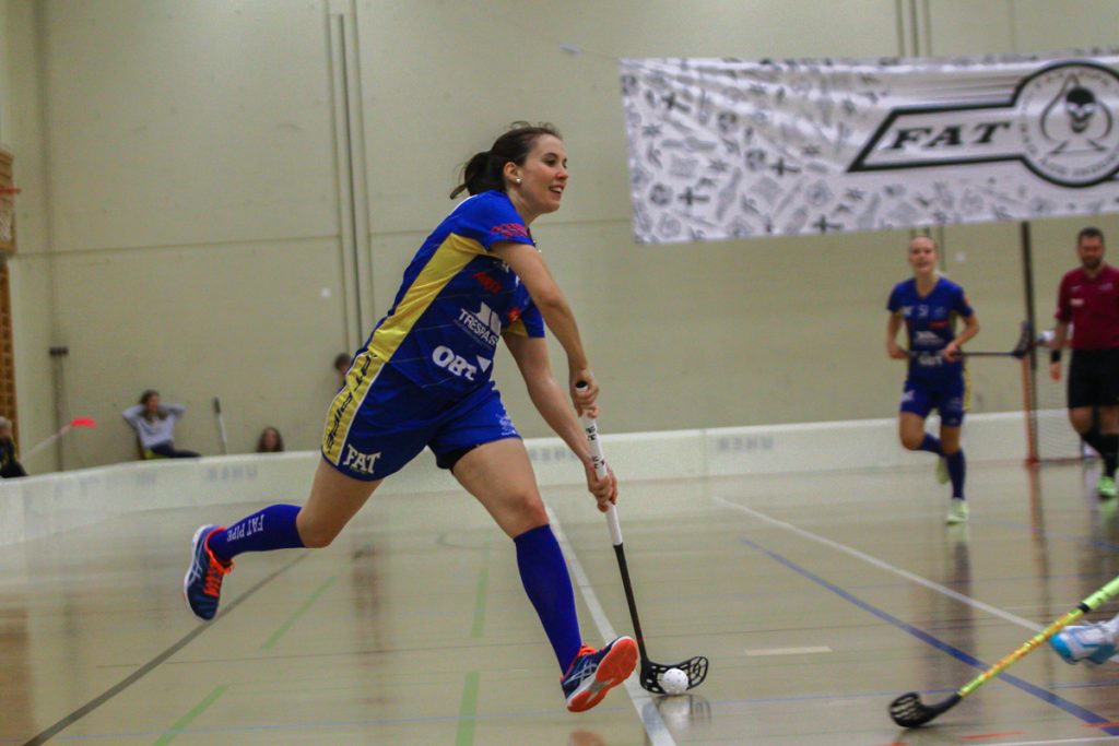 Hüenerweid (Dietlikon), 12.11.2017, Damen NLA 9. Runde, UHC Dietlikon - UHC Waldkirch-St. Gallen, 
(Claudio Schwarz, unihockey-fotos.ch), Evelyne Ackermann (Nr. 17, UHC Dietlikon) mit einem Abschlussversuch

Copyright: Claudio Schwarz, unihockey-fotos.ch – Dieses Bild wurde durch swiss unihockey lizenziert und darf ausschliesslich auf den Online-Kanälen von swiss unihockey verwendet werden. Die redaktionelle oder kommerzielle Nutzung durch Dritte (Medien, Vereine, Unternehmen oder Privatpersonen) per Download von diesem flickr-Account ist ausgeschlossen. Das Bild kann bei Interesse via unihockey-fotos.ch kostenpflichtig lizenziert werden. unihockey-fotos.ch behält sich vor, fehlbaren Medien, Vereinen, Unternehmen oder Privatpersonen Bilder mit einem Zuschlag in Rechnung zu stellen.