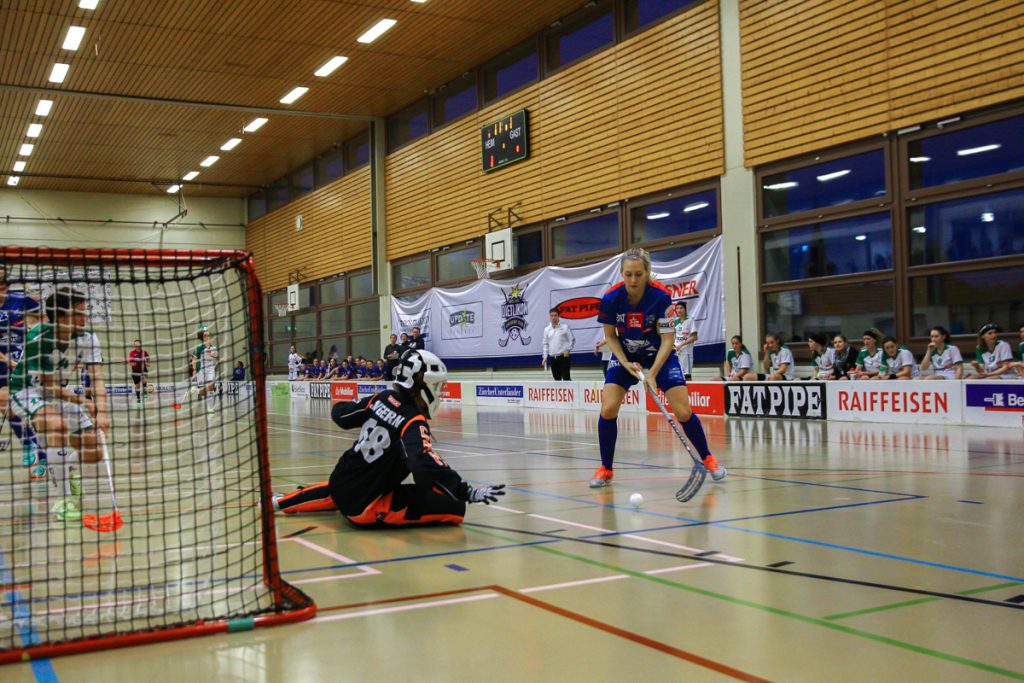Hüenerweid (Dietlikon), 12.11.2017, Damen NLA 9. Runde, UHC Dietlikon - UHC Waldkirch-St. Gallen, 
(Claudio Schwarz, unihockey-fotos.ch), Michelle Wiki (Nr. 6, UHC Dietlikon) alleine vor Livia Angehrn (Nr. 68, UHC Waldkirch-St. Gallen)

Copyright: Claudio Schwarz, unihockey-fotos.ch – Dieses Bild wurde durch swiss unihockey lizenziert und darf ausschliesslich auf den Online-Kanälen von swiss unihockey verwendet werden. Die redaktionelle oder kommerzielle Nutzung durch Dritte (Medien, Vereine, Unternehmen oder Privatpersonen) per Download von diesem flickr-Account ist ausgeschlossen. Das Bild kann bei Interesse via unihockey-fotos.ch kostenpflichtig lizenziert werden. unihockey-fotos.ch behält sich vor, fehlbaren Medien, Vereinen, Unternehmen oder Privatpersonen Bilder mit einem Zuschlag in Rechnung zu stellen.
