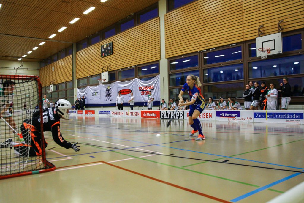 Hüenerweid (Dietlikon), 12.11.2017, Damen NLA 9. Runde, UHC Dietlikon - UHC Waldkirch-St. Gallen, 
(Claudio Schwarz, unihockey-fotos.ch), Michelle Wiki (Nr. 6, UHC Dietlikon) spielt einen Pass

Copyright: Claudio Schwarz, unihockey-fotos.ch – Dieses Bild wurde durch swiss unihockey lizenziert und darf ausschliesslich auf den Online-Kanälen von swiss unihockey verwendet werden. Die redaktionelle oder kommerzielle Nutzung durch Dritte (Medien, Vereine, Unternehmen oder Privatpersonen) per Download von diesem flickr-Account ist ausgeschlossen. Das Bild kann bei Interesse via unihockey-fotos.ch kostenpflichtig lizenziert werden. unihockey-fotos.ch behält sich vor, fehlbaren Medien, Vereinen, Unternehmen oder Privatpersonen Bilder mit einem Zuschlag in Rechnung zu stellen.