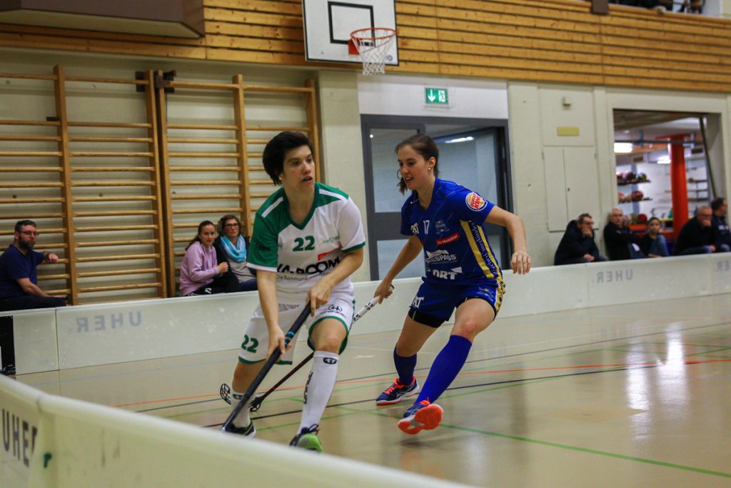 Hüenerweid (Dietlikon), 12.11.2017, Damen NLA 9. Runde, UHC Dietlikon - UHC Waldkirch-St. Gallen, 
(Claudio Schwarz, unihockey-fotos.ch), Isabelle Ackermann (Nr. 22, UHC Waldkirch-St. Gallen) gegen Schwester Evelyne Ackermann (Nr. 17, UHC Dietlikon)

Copyright: Claudio Schwarz, unihockey-fotos.ch – Dieses Bild wurde durch swiss unihockey lizenziert und darf ausschliesslich auf den Online-Kanälen von swiss unihockey verwendet werden. Die redaktionelle oder kommerzielle Nutzung durch Dritte (Medien, Vereine, Unternehmen oder Privatpersonen) per Download von diesem flickr-Account ist ausgeschlossen. Das Bild kann bei Interesse via unihockey-fotos.ch kostenpflichtig lizenziert werden. unihockey-fotos.ch behält sich vor, fehlbaren Medien, Vereinen, Unternehmen oder Privatpersonen Bilder mit einem Zuschlag in Rechnung zu stellen.