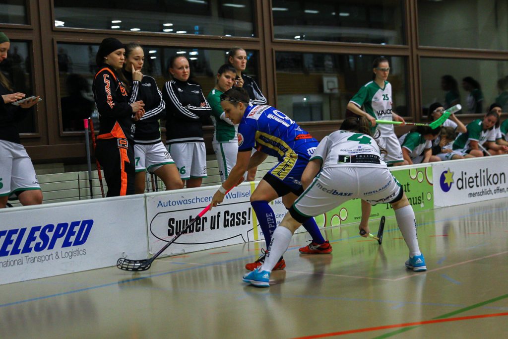 Hüenerweid (Dietlikon), 12.11.2017, Damen NLA 9. Runde, UHC Dietlikon - UHC Waldkirch-St. Gallen, 
(Claudio Schwarz, unihockey-fotos.ch), Julia Suter (Nr. 19, UHC Dietlikon) im Zweikampf mit Iris Scherrer (Nr. 4, UHC Waldkirch-St. Gallen)

Copyright: Claudio Schwarz, unihockey-fotos.ch – Dieses Bild wurde durch swiss unihockey lizenziert und darf ausschliesslich auf den Online-Kanälen von swiss unihockey verwendet werden. Die redaktionelle oder kommerzielle Nutzung durch Dritte (Medien, Vereine, Unternehmen oder Privatpersonen) per Download von diesem flickr-Account ist ausgeschlossen. Das Bild kann bei Interesse via unihockey-fotos.ch kostenpflichtig lizenziert werden. unihockey-fotos.ch behält sich vor, fehlbaren Medien, Vereinen, Unternehmen oder Privatpersonen Bilder mit einem Zuschlag in Rechnung zu stellen.