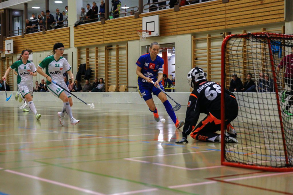 Hüenerweid (Dietlikon), 12.11.2017, Damen NLA 9. Runde, UHC Dietlikon - UHC Waldkirch-St. Gallen, 
(Claudio Schwarz, unihockey-fotos.ch), Michelle Wiki (Nr. 6, UHC Dietlikon) schiesst das 5:3

Copyright: Claudio Schwarz, unihockey-fotos.ch – Dieses Bild wurde durch swiss unihockey lizenziert und darf ausschliesslich auf den Online-Kanälen von swiss unihockey verwendet werden. Die redaktionelle oder kommerzielle Nutzung durch Dritte (Medien, Vereine, Unternehmen oder Privatpersonen) per Download von diesem flickr-Account ist ausgeschlossen. Das Bild kann bei Interesse via unihockey-fotos.ch kostenpflichtig lizenziert werden. unihockey-fotos.ch behält sich vor, fehlbaren Medien, Vereinen, Unternehmen oder Privatpersonen Bilder mit einem Zuschlag in Rechnung zu stellen.