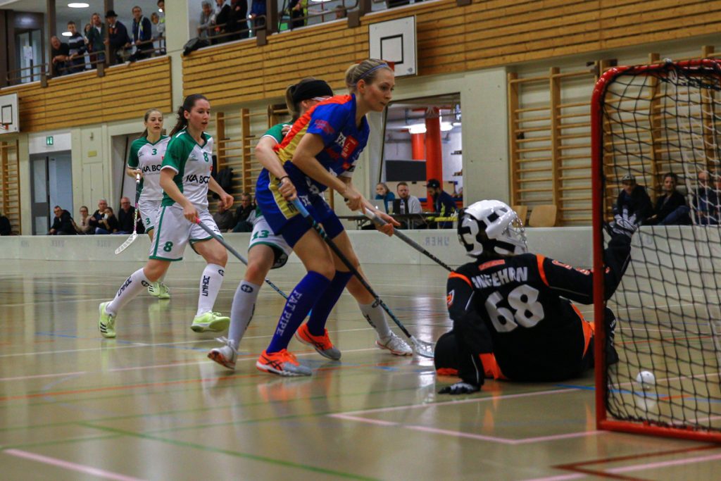 Hüenerweid (Dietlikon), 12.11.2017, Damen NLA 9. Runde, UHC Dietlikon - UHC Waldkirch-St. Gallen, 
(Claudio Schwarz, unihockey-fotos.ch), Michelle Wiki (Nr. 6, UHC Dietlikon) schiesst das 5:3

Copyright: Claudio Schwarz, unihockey-fotos.ch – Dieses Bild wurde durch swiss unihockey lizenziert und darf ausschliesslich auf den Online-Kanälen von swiss unihockey verwendet werden. Die redaktionelle oder kommerzielle Nutzung durch Dritte (Medien, Vereine, Unternehmen oder Privatpersonen) per Download von diesem flickr-Account ist ausgeschlossen. Das Bild kann bei Interesse via unihockey-fotos.ch kostenpflichtig lizenziert werden. unihockey-fotos.ch behält sich vor, fehlbaren Medien, Vereinen, Unternehmen oder Privatpersonen Bilder mit einem Zuschlag in Rechnung zu stellen.