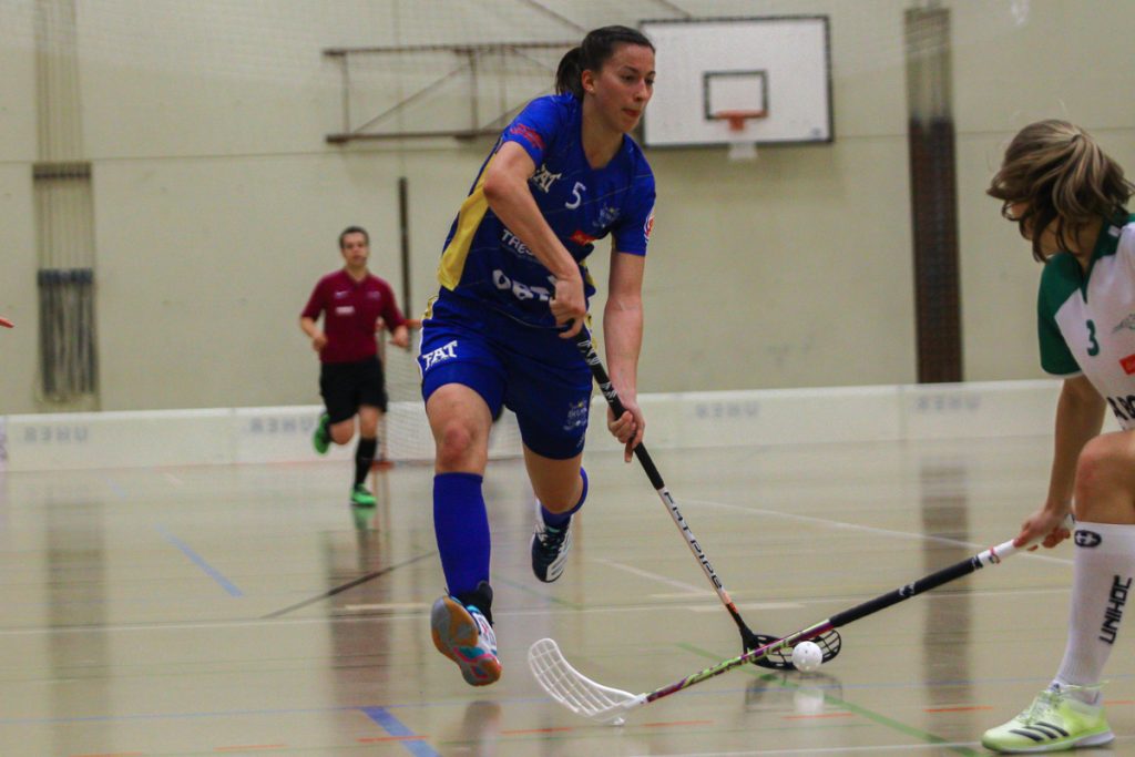 Hüenerweid (Dietlikon), 12.11.2017, Damen NLA 9. Runde, UHC Dietlikon - UHC Waldkirch-St. Gallen, 
(Claudio Schwarz, unihockey-fotos.ch), Andrea Gämperli (Nr. 5, UHC Dietlikon) mit einem Abschlussversuch

Copyright: Claudio Schwarz, unihockey-fotos.ch – Dieses Bild wurde durch swiss unihockey lizenziert und darf ausschliesslich auf den Online-Kanälen von swiss unihockey verwendet werden. Die redaktionelle oder kommerzielle Nutzung durch Dritte (Medien, Vereine, Unternehmen oder Privatpersonen) per Download von diesem flickr-Account ist ausgeschlossen. Das Bild kann bei Interesse via unihockey-fotos.ch kostenpflichtig lizenziert werden. unihockey-fotos.ch behält sich vor, fehlbaren Medien, Vereinen, Unternehmen oder Privatpersonen Bilder mit einem Zuschlag in Rechnung zu stellen.