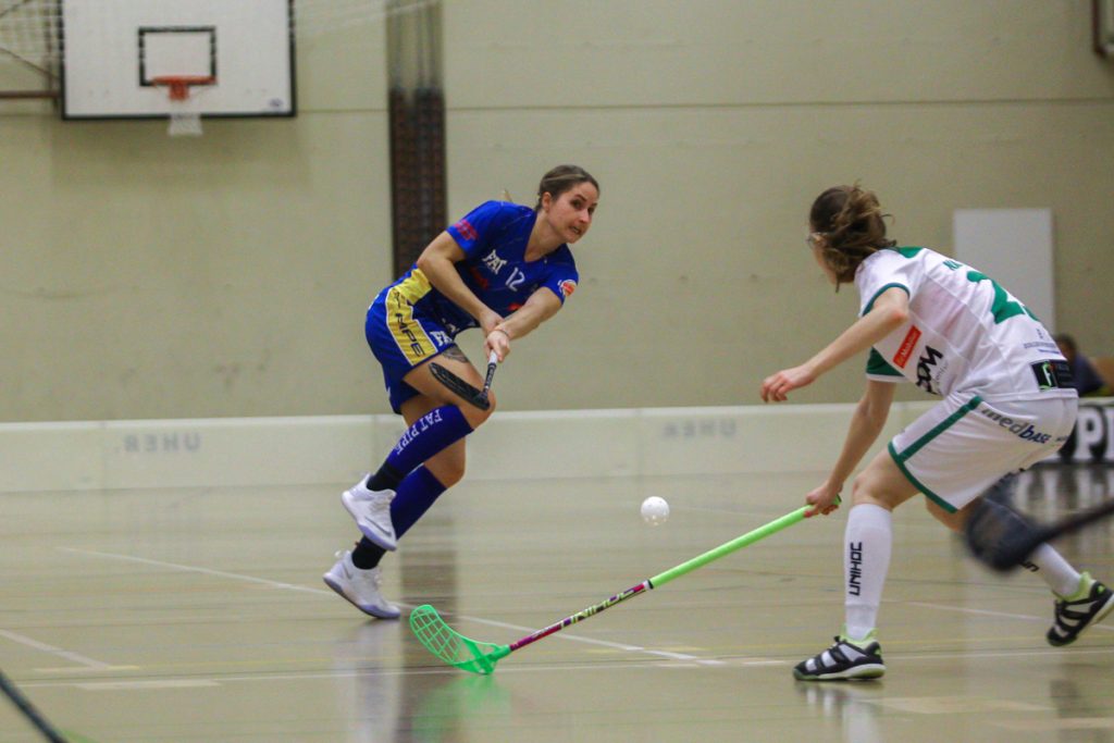 Hüenerweid (Dietlikon), 12.11.2017, Damen NLA 9. Runde, UHC Dietlikon - UHC Waldkirch-St. Gallen, 
(Claudio Schwarz, unihockey-fotos.ch), Tanja Stella (Nr. 12, UHC Dietlikon) mit einem Abschlussversuch

Copyright: Claudio Schwarz, unihockey-fotos.ch – Dieses Bild wurde durch swiss unihockey lizenziert und darf ausschliesslich auf den Online-Kanälen von swiss unihockey verwendet werden. Die redaktionelle oder kommerzielle Nutzung durch Dritte (Medien, Vereine, Unternehmen oder Privatpersonen) per Download von diesem flickr-Account ist ausgeschlossen. Das Bild kann bei Interesse via unihockey-fotos.ch kostenpflichtig lizenziert werden. unihockey-fotos.ch behält sich vor, fehlbaren Medien, Vereinen, Unternehmen oder Privatpersonen Bilder mit einem Zuschlag in Rechnung zu stellen.