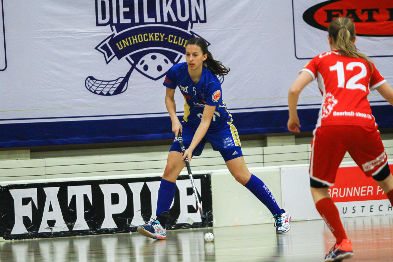 Hüenerweid (Dietlikon), 18.11.2017, Damen NLA 10. Runde, UHC Dietlikon - UH Red Lions Frauenfeld,  
(Claudio Schwarz, unihockey-fotos.ch), Andrea Gämperli (Nr. 5, UHC Dietlikon) am Ball

Copyright: Claudio Schwarz, unihockey-fotos.ch – Dieses Bild wurde durch swiss unihockey lizenziert und darf ausschliesslich auf den Online-Kanälen von swiss unihockey verwendet werden. Die redaktionelle oder kommerzielle Nutzung durch Dritte (Medien, Vereine, Unternehmen oder Privatpersonen) per Download von diesem flickr-Account ist ausgeschlossen. Das Bild kann bei Interesse via unihockey-fotos.ch kostenpflichtig lizenziert werden. unihockey-fotos.ch behält sich vor, fehlbaren Medien, Vereinen, Unternehmen oder Privatpersonen Bilder mit einem Zuschlag in Rechnung zu stellen.