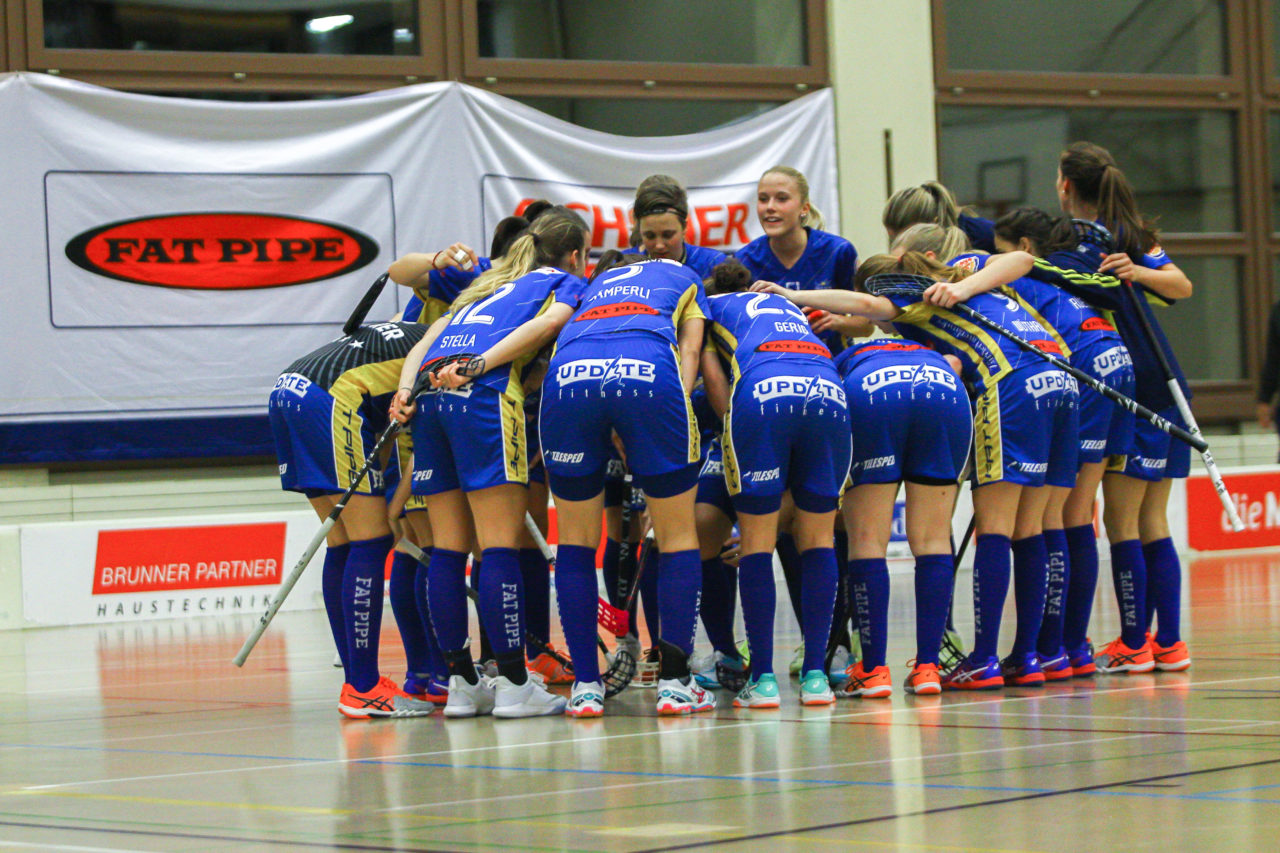 Hüenerweid (Dietlikon), 18.11.2017, Damen NLA 10. Runde, UHC Dietlikon - UH Red Lions Frauenfeld,  
(Claudio Schwarz, unihockey-fotos.ch), Torjubel UHC Dietlikon

Copyright: Claudio Schwarz, unihockey-fotos.ch – Dieses Bild wurde durch swiss unihockey lizenziert und darf ausschliesslich auf den Online-Kanälen von swiss unihockey verwendet werden. Die redaktionelle oder kommerzielle Nutzung durch Dritte (Medien, Vereine, Unternehmen oder Privatpersonen) per Download von diesem flickr-Account ist ausgeschlossen. Das Bild kann bei Interesse via unihockey-fotos.ch kostenpflichtig lizenziert werden. unihockey-fotos.ch behält sich vor, fehlbaren Medien, Vereinen, Unternehmen oder Privatpersonen Bilder mit einem Zuschlag in Rechnung zu stellen.