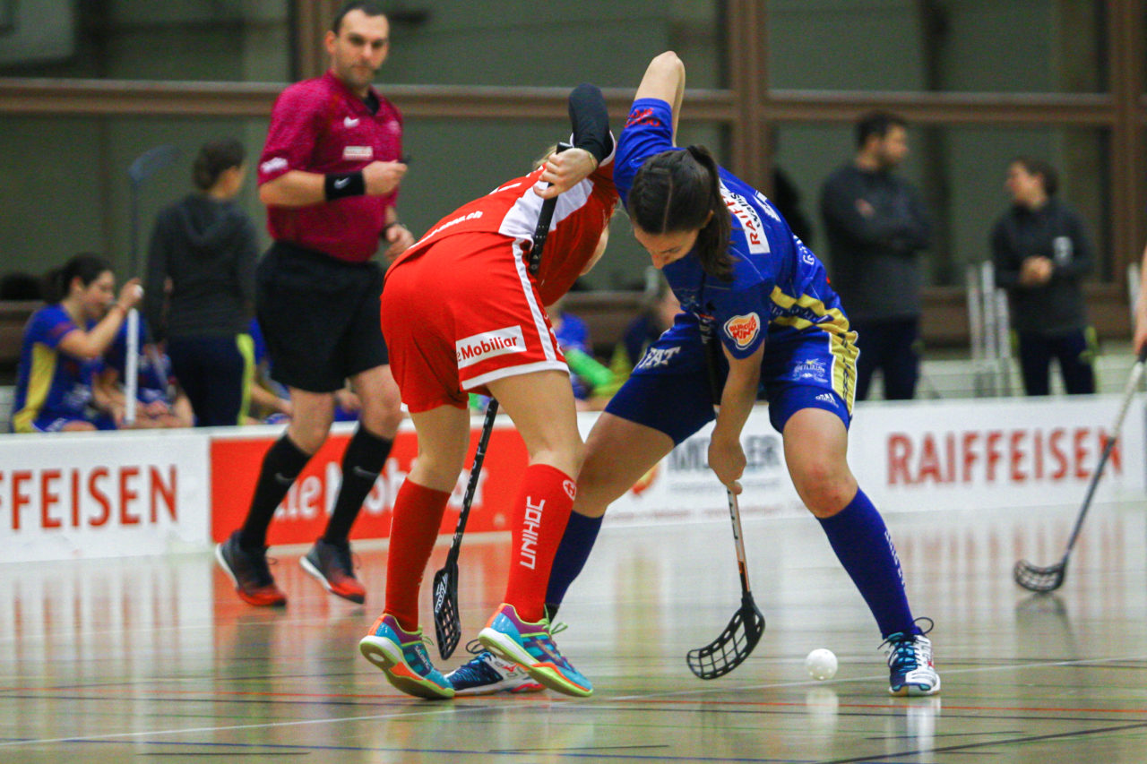 Hüenerweid (Dietlikon), 18.11.2017, Damen NLA 10. Runde, UHC Dietlikon - UH Red Lions Frauenfeld,  
(Claudio Schwarz, unihockey-fotos.ch), Andrea Gämperli (Nr. 5, UHC Dietlikon) beim Anspiel

Copyright: Claudio Schwarz, unihockey-fotos.ch – Dieses Bild wurde durch swiss unihockey lizenziert und darf ausschliesslich auf den Online-Kanälen von swiss unihockey verwendet werden. Die redaktionelle oder kommerzielle Nutzung durch Dritte (Medien, Vereine, Unternehmen oder Privatpersonen) per Download von diesem flickr-Account ist ausgeschlossen. Das Bild kann bei Interesse via unihockey-fotos.ch kostenpflichtig lizenziert werden. unihockey-fotos.ch behält sich vor, fehlbaren Medien, Vereinen, Unternehmen oder Privatpersonen Bilder mit einem Zuschlag in Rechnung zu stellen.