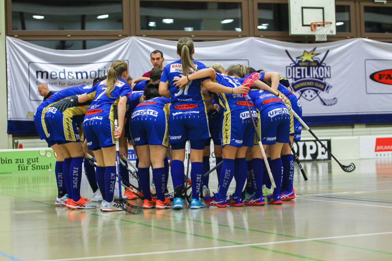 Hüenerweid (Dietlikon), 18.11.2017, Damen NLA 10. Runde, UHC Dietlikon - UH Red Lions Frauenfeld,  
(Claudio Schwarz, unihockey-fotos.ch), Torjubel UHC Dietlikon

Copyright: Claudio Schwarz, unihockey-fotos.ch – Dieses Bild wurde durch swiss unihockey lizenziert und darf ausschliesslich auf den Online-Kanälen von swiss unihockey verwendet werden. Die redaktionelle oder kommerzielle Nutzung durch Dritte (Medien, Vereine, Unternehmen oder Privatpersonen) per Download von diesem flickr-Account ist ausgeschlossen. Das Bild kann bei Interesse via unihockey-fotos.ch kostenpflichtig lizenziert werden. unihockey-fotos.ch behält sich vor, fehlbaren Medien, Vereinen, Unternehmen oder Privatpersonen Bilder mit einem Zuschlag in Rechnung zu stellen.