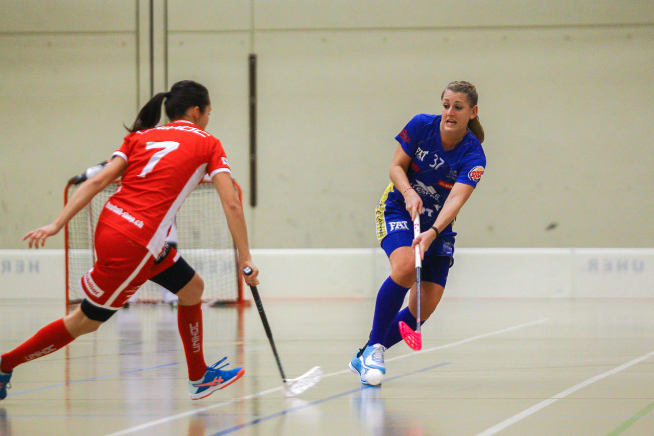Hüenerweid (Dietlikon), 18.11.2017, Damen NLA 10. Runde, UHC Dietlikon - UH Red Lions Frauenfeld,  
(Claudio Schwarz, unihockey-fotos.ch), Andrea Streiff (Nr. 37, UHC Dietlikon) spielt einen Pass

Copyright: Claudio Schwarz, unihockey-fotos.ch – Dieses Bild wurde durch swiss unihockey lizenziert und darf ausschliesslich auf den Online-Kanälen von swiss unihockey verwendet werden. Die redaktionelle oder kommerzielle Nutzung durch Dritte (Medien, Vereine, Unternehmen oder Privatpersonen) per Download von diesem flickr-Account ist ausgeschlossen. Das Bild kann bei Interesse via unihockey-fotos.ch kostenpflichtig lizenziert werden. unihockey-fotos.ch behält sich vor, fehlbaren Medien, Vereinen, Unternehmen oder Privatpersonen Bilder mit einem Zuschlag in Rechnung zu stellen.