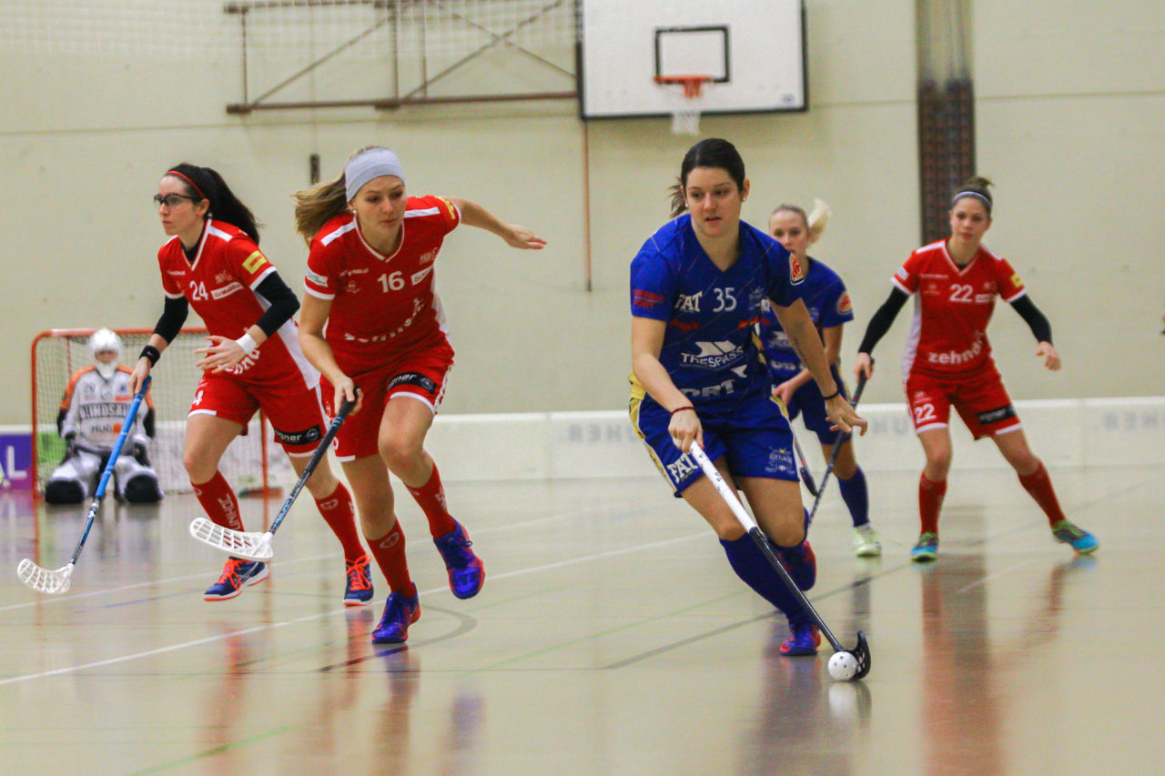 Hüenerweid (Dietlikon), 18.11.2017, Damen NLA 10. Runde, UHC Dietlikon - UH Red Lions Frauenfeld,  
(Claudio Schwarz, unihockey-fotos.ch), Christelle Wohlhauser (Nr. 35, UHC Dietlikon) am Ball

Copyright: Claudio Schwarz, unihockey-fotos.ch – Dieses Bild wurde durch swiss unihockey lizenziert und darf ausschliesslich auf den Online-Kanälen von swiss unihockey verwendet werden. Die redaktionelle oder kommerzielle Nutzung durch Dritte (Medien, Vereine, Unternehmen oder Privatpersonen) per Download von diesem flickr-Account ist ausgeschlossen. Das Bild kann bei Interesse via unihockey-fotos.ch kostenpflichtig lizenziert werden. unihockey-fotos.ch behält sich vor, fehlbaren Medien, Vereinen, Unternehmen oder Privatpersonen Bilder mit einem Zuschlag in Rechnung zu stellen.