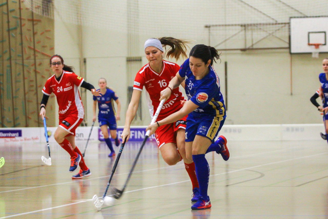 Hüenerweid (Dietlikon), 18.11.2017, Damen NLA 10. Runde, UHC Dietlikon - UH Red Lions Frauenfeld,  
(Claudio Schwarz, unihockey-fotos.ch), Christelle Wohlhauser (Nr. 35, UHC Dietlikon) mit einem Abschlussversuch

Copyright: Claudio Schwarz, unihockey-fotos.ch – Dieses Bild wurde durch swiss unihockey lizenziert und darf ausschliesslich auf den Online-Kanälen von swiss unihockey verwendet werden. Die redaktionelle oder kommerzielle Nutzung durch Dritte (Medien, Vereine, Unternehmen oder Privatpersonen) per Download von diesem flickr-Account ist ausgeschlossen. Das Bild kann bei Interesse via unihockey-fotos.ch kostenpflichtig lizenziert werden. unihockey-fotos.ch behält sich vor, fehlbaren Medien, Vereinen, Unternehmen oder Privatpersonen Bilder mit einem Zuschlag in Rechnung zu stellen.