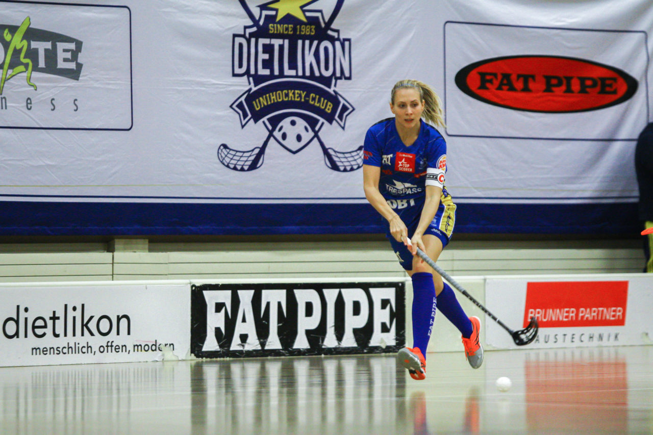 Hüenerweid (Dietlikon), 18.11.2017, Damen NLA 10. Runde, UHC Dietlikon - UH Red Lions Frauenfeld,  
(Claudio Schwarz, unihockey-fotos.ch), Michelle Wiki (Nr. 6, UHC Dietlikon) spielt einen Pass

Copyright: Claudio Schwarz, unihockey-fotos.ch – Dieses Bild wurde durch swiss unihockey lizenziert und darf ausschliesslich auf den Online-Kanälen von swiss unihockey verwendet werden. Die redaktionelle oder kommerzielle Nutzung durch Dritte (Medien, Vereine, Unternehmen oder Privatpersonen) per Download von diesem flickr-Account ist ausgeschlossen. Das Bild kann bei Interesse via unihockey-fotos.ch kostenpflichtig lizenziert werden. unihockey-fotos.ch behält sich vor, fehlbaren Medien, Vereinen, Unternehmen oder Privatpersonen Bilder mit einem Zuschlag in Rechnung zu stellen.