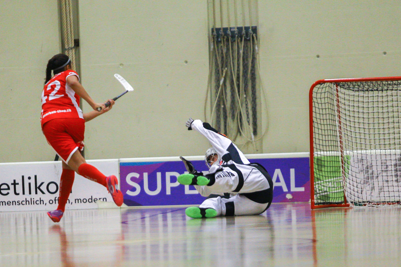 Hüenerweid (Dietlikon), 18.11.2017, Damen NLA 10. Runde, UHC Dietlikon - UH Red Lions Frauenfeld,  
(Claudio Schwarz, unihockey-fotos.ch), Monika Schmid (Nr. 29, UHC Dietlikon) hält den Penalty gegen Esther Jeyabalasingam (Nr. 42, UH Red Lions Frauenfeld)

Copyright: Claudio Schwarz, unihockey-fotos.ch – Dieses Bild wurde durch swiss unihockey lizenziert und darf ausschliesslich auf den Online-Kanälen von swiss unihockey verwendet werden. Die redaktionelle oder kommerzielle Nutzung durch Dritte (Medien, Vereine, Unternehmen oder Privatpersonen) per Download von diesem flickr-Account ist ausgeschlossen. Das Bild kann bei Interesse via unihockey-fotos.ch kostenpflichtig lizenziert werden. unihockey-fotos.ch behält sich vor, fehlbaren Medien, Vereinen, Unternehmen oder Privatpersonen Bilder mit einem Zuschlag in Rechnung zu stellen.
