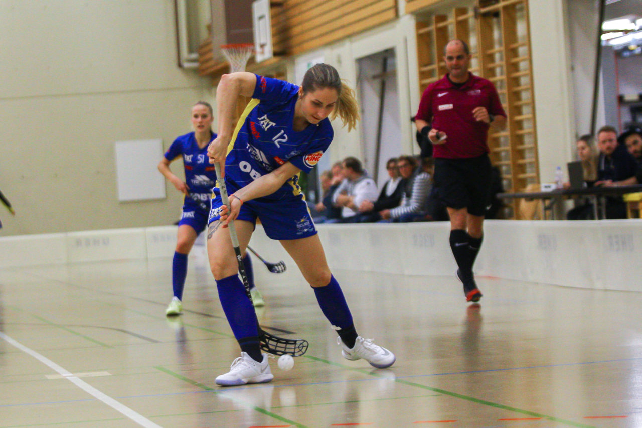Hüenerweid (Dietlikon), 18.11.2017, Damen NLA 10. Runde, UHC Dietlikon - UH Red Lions Frauenfeld,  
(Claudio Schwarz, unihockey-fotos.ch), Tanja Stella (Nr. 12, UHC Dietlikon) am Ball

Copyright: Claudio Schwarz, unihockey-fotos.ch – Dieses Bild wurde durch swiss unihockey lizenziert und darf ausschliesslich auf den Online-Kanälen von swiss unihockey verwendet werden. Die redaktionelle oder kommerzielle Nutzung durch Dritte (Medien, Vereine, Unternehmen oder Privatpersonen) per Download von diesem flickr-Account ist ausgeschlossen. Das Bild kann bei Interesse via unihockey-fotos.ch kostenpflichtig lizenziert werden. unihockey-fotos.ch behält sich vor, fehlbaren Medien, Vereinen, Unternehmen oder Privatpersonen Bilder mit einem Zuschlag in Rechnung zu stellen.