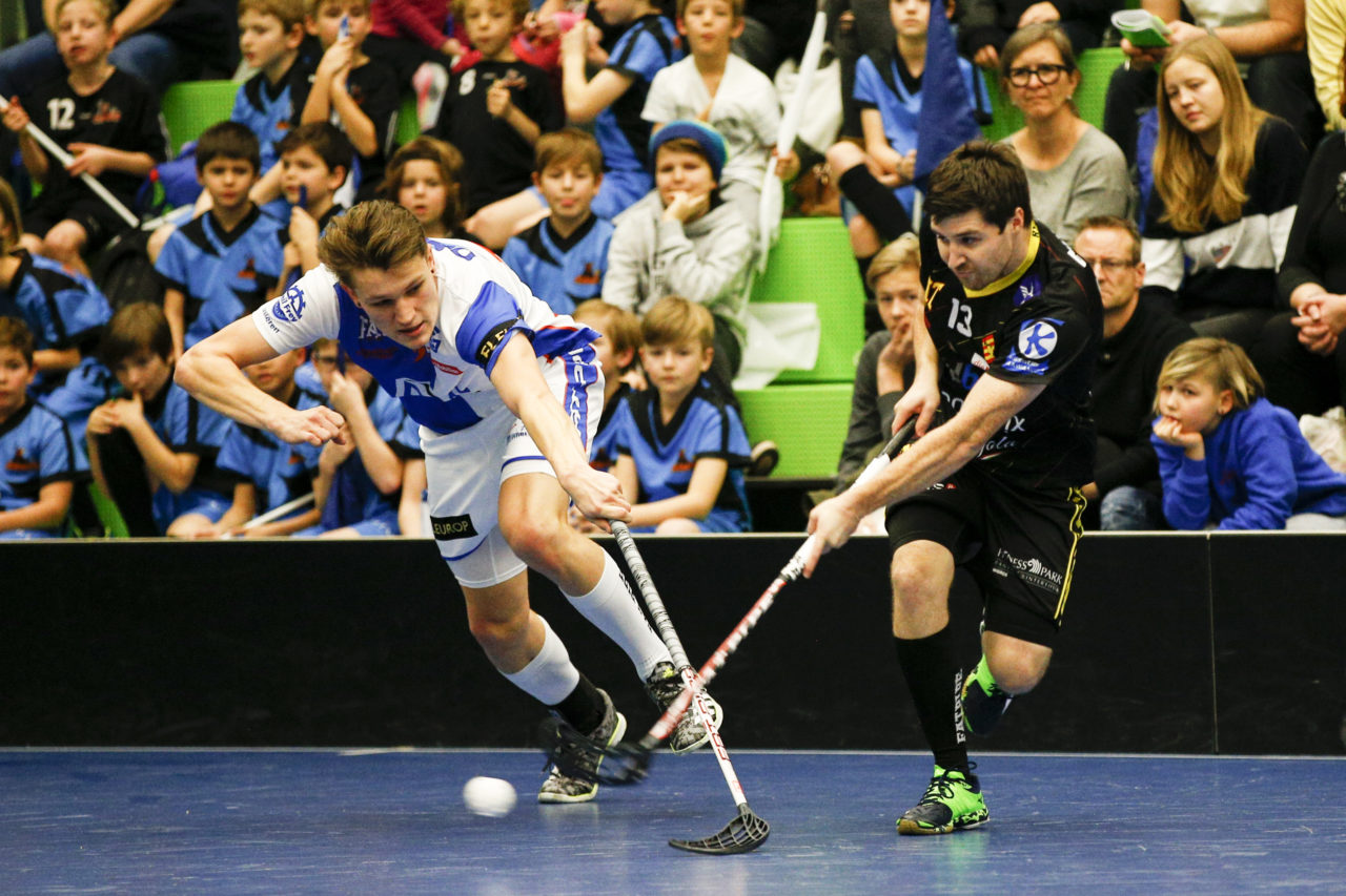 Cyrill Pedolin (Nr. 27, GC Unihockey) versucht einen Schuss von Jonas Lutz (Nr. 13, HC Rychenberg Winterthur) zu blocken.

(Cup Halbfinale; GC - HC Rychenberg Winterthur; 12.1.2018,; Sporthalle Hardau, Zuerich)
Photos: www.unihockey-fotos.ch / Claudio Thoma