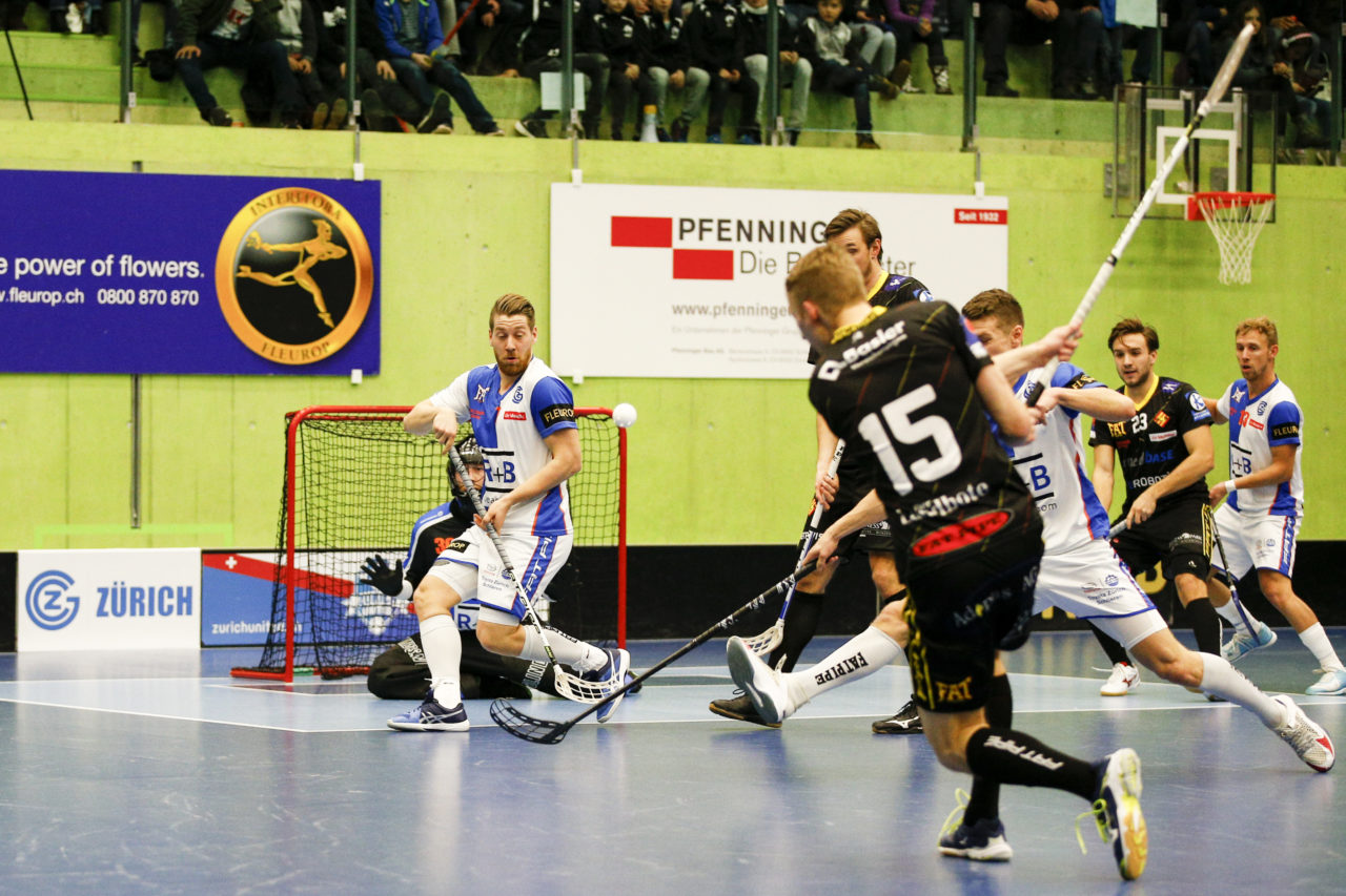 Mark Schuler (Nr. 15, HC Rychenberg Winterthur) mit einem Abschluss.

(Cup Halbfinale; GC - HC Rychenberg Winterthur; 12.1.2018,; Sporthalle Hardau, Zuerich)
Photos: www.unihockey-fotos.ch / Claudio Thoma