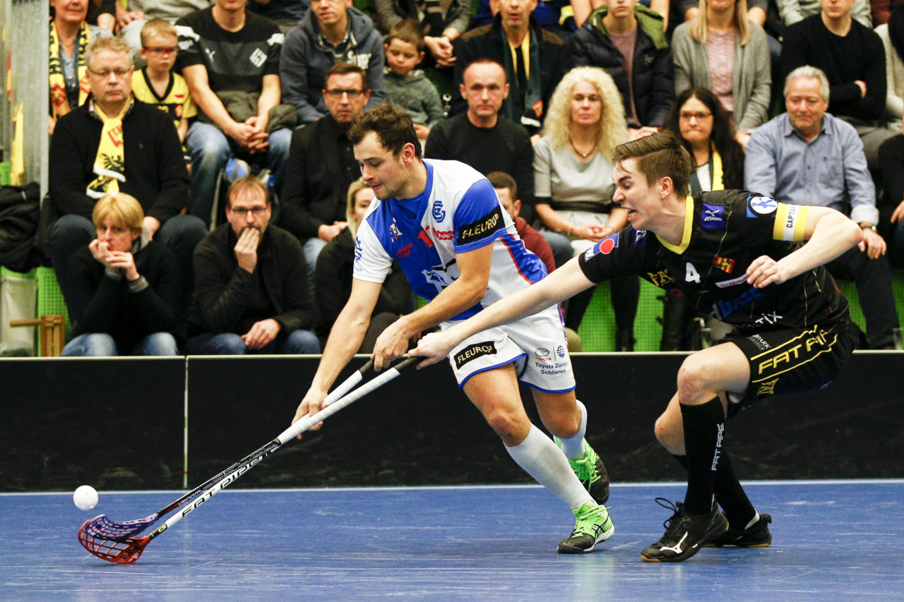 Andreas Honold (Nr. 17, GC Unihockey) im Zweikampf mit Nils Conrad (Nr. 4, HC Rychenberg Winterthur).

(Cup Halbfinale; GC - HC Rychenberg Winterthur; 12.1.2018,; Sporthalle Hardau, Zuerich)
Photos: www.unihockey-fotos.ch / Claudio Thoma