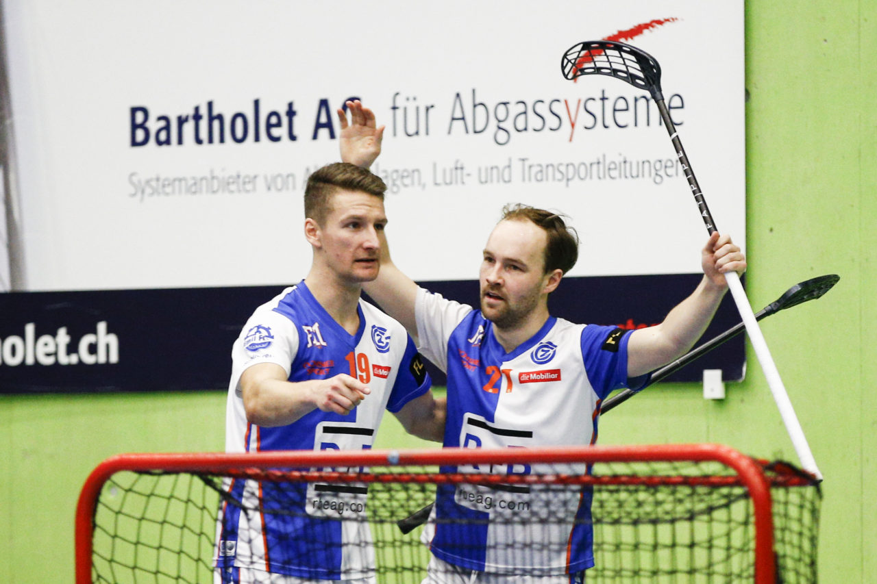 Emil Julkunen (Nr. 21, GC Unihockey) jubelt mit Daniel Steiger (Nr. 19, GC Unihockey) ueber seinen Ausgleichstreffer zum 1:1.

(Cup Halbfinale; GC - HC Rychenberg Winterthur; 12.1.2018,; Sporthalle Hardau, Zuerich)
Photos: www.unihockey-fotos.ch / Claudio Thoma