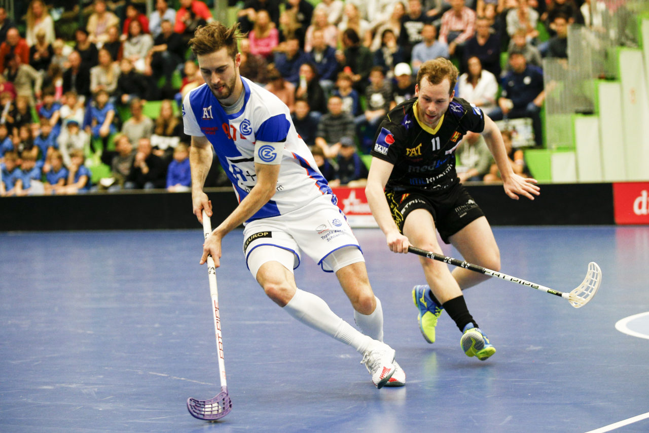 Luca Graf (Nr. 97, GC Unihockey) schirmt den Ball vor Pascal Kern (Nr. 11, HC Rychenberg Winterthur) ab.

(Cup Halbfinale; GC - HC Rychenberg Winterthur; 12.1.2018,; Sporthalle Hardau, Zuerich)
Photos: www.unihockey-fotos.ch / Claudio Thoma